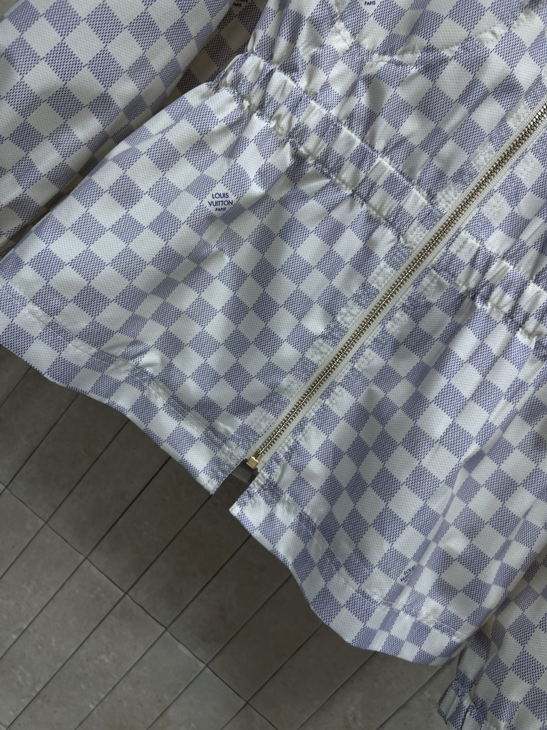 L家 26春夏新款 老花收腰连帽外套 满印老花+收腰显瘦 连帽设计 色抽绳还有精致绳头 提升整体精致度 