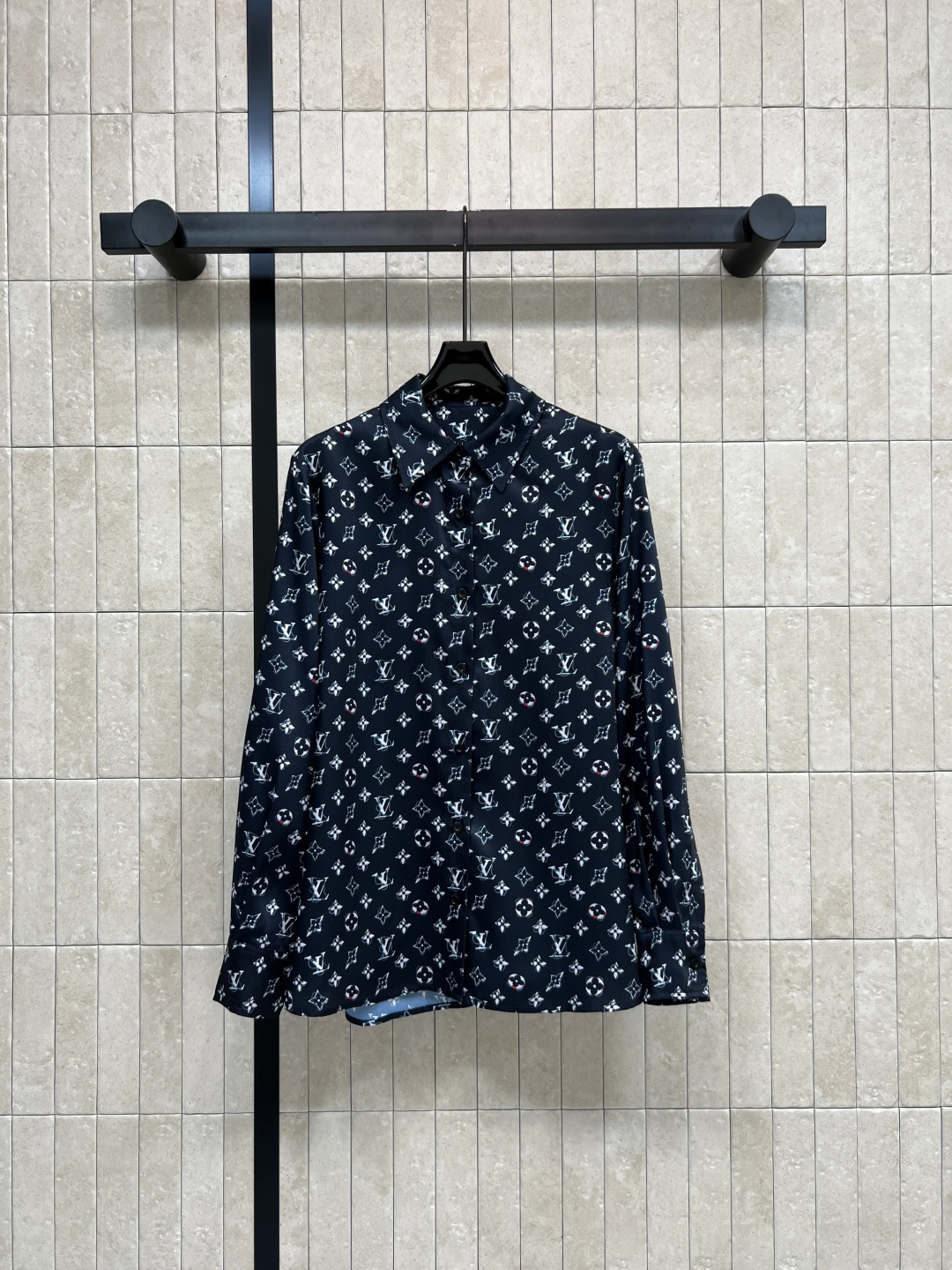 NO:798328,L's 26 spring and summer new style lapel presbyopia shirt, neat lapel + single-breasted design, classic logo elements, low-key luxury, full of recognition, loose and not tight, silky and skin-friendly, does not lose shape after long-term wear, can be easily controlled during daily commuting, goes great with jeans or skirts, four sizes in one color Size/S-M-L-XL,, louis vuitton, skirts, jeans, shirts,19860909L家 26春夏新款 翻领老花衬衫 利落翻领+单排扣设计 logo经典元素 低调中尽显奢华 辨识度拉满 宽松不紧绷 触感丝滑亲肤 久穿不变形 日常通勤 都能轻松驾驭 搭配牛仔裤或半裙都很出彩 一色四码 Size/S-M-L-XL,,louis vuitton,skirts,jeans,shirts,,Women's clothing