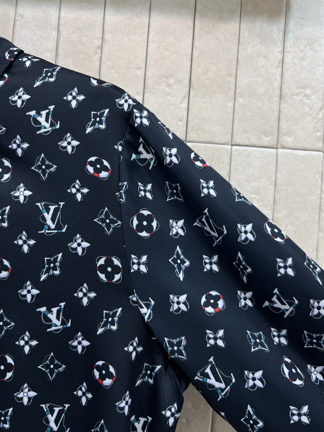 L家 26春夏新款 翻领老花衬衫 利落翻领+单排扣设计 logo经典元素 低调中尽显奢华 辨识度拉满 宽