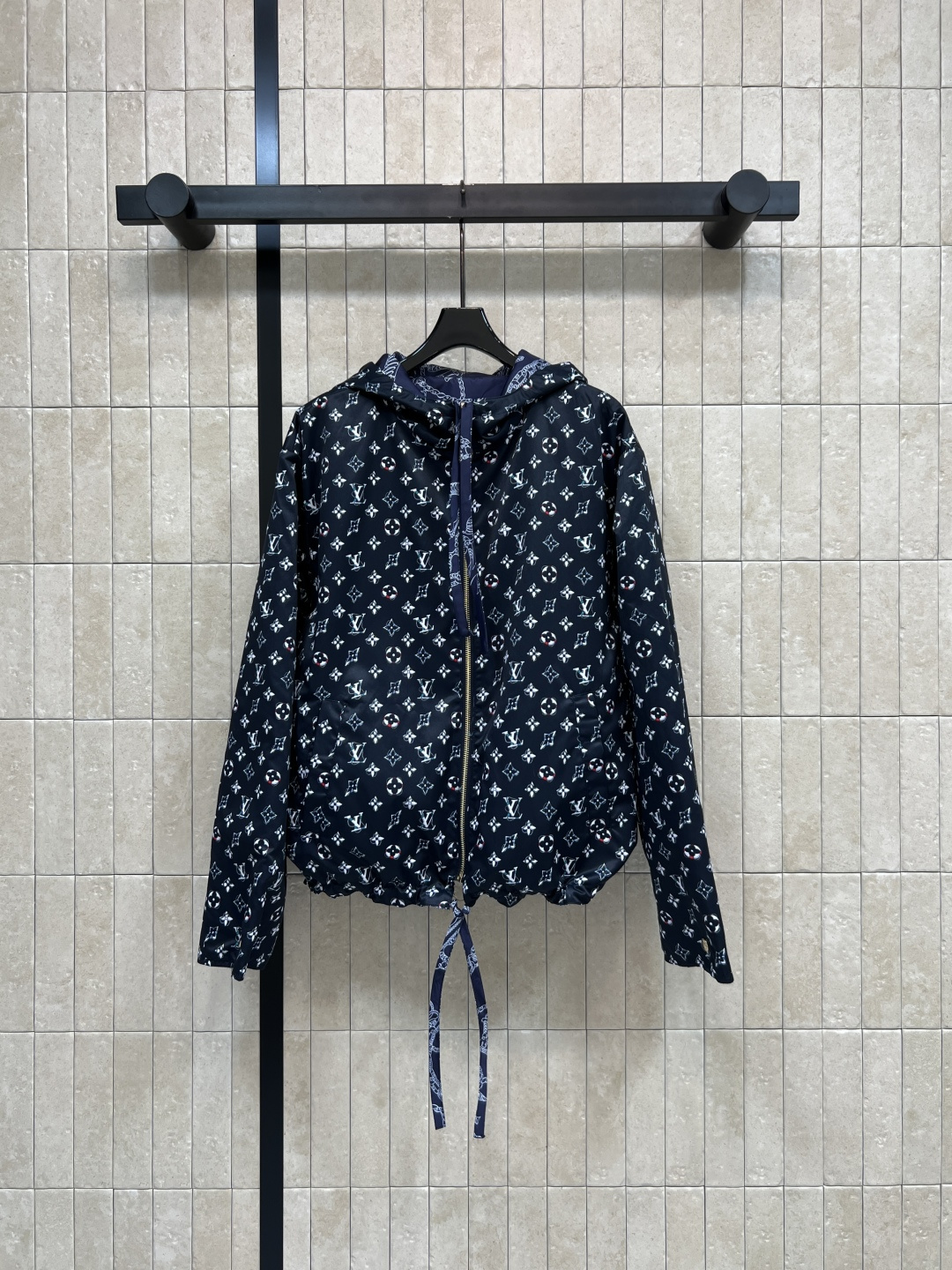 NO:798327,L's 26 spring and summer new style, double-sided presbyopic hooded jacket, gold custom zipper + zipper pocket + hem drawstring, freely adjustable fit, loose shoulders, not picky about body shape, full of details, hides the body and looks slim, looks great whether worn with jeans or casual pants. One piece of clothing, two styles, can be changed into the front or back for casual and casual. It can be worn for daily outings, light commuting, and the looseness can be straightened out. Four sizes in one color Size/S-M-L-XL,, louis  vuitton,jeans,jackets & coats,hats,19860909L家 26春夏新款 双面老花连帽外套 金色定制拉链+拉链口袋+下摆抽绳 可自由调节版型 宽松落肩 不挑身材 细节感拉满 藏肉显瘦,不管是搭牛仔裤 休闲裤 都巨好看 一件衣服 两种风格 正反一换休闲又随性 日常出街 轻通勤都能穿 松弛感直接拉满 一色四码 Size/S-M-L-XL,,louis vuitton,jeans,jackets & coats,hats,,Women's clothing