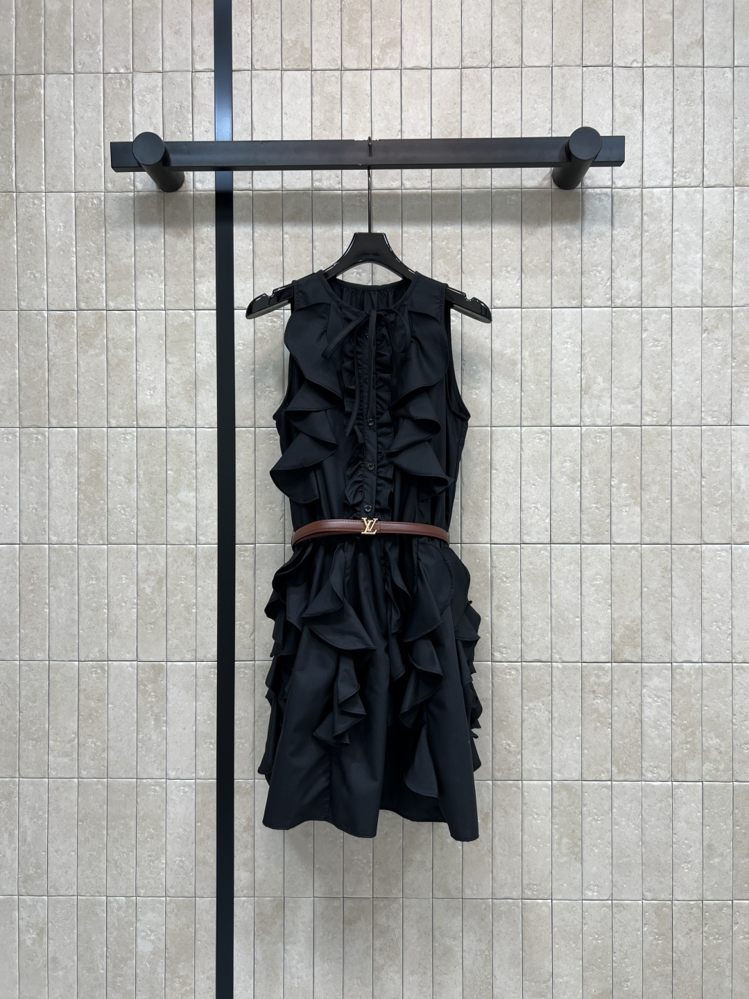 NO:798325,L's new spring and summer 26 ruffled sleeveless dress. High-quality fabric. Exquisite tailoring. The ruffled design is full of layers. Elegant and fashionable. The logo metal buckle belt is the finishing touch. It raises the waistline to create a golden ratio. It makes you appear taller and slimmer. You can easily create a high-end look for daily travel. Two colors and four sizes. Size/S-M-L-XL,, louis vuitton, skirts, gold,19860909L家 26春夏新款 荷叶边无袖连衣裙 高品质面料 剪裁精致 荷叶边设计层次感满满 优雅又时尚 logo金属扣腰带点睛 拉高腰线 打造黄金比例 显高显瘦 日常出行都能轻松打造高级感穿搭 两色四码 Size/S-M-L-XL,,louis vuitton,skirts,gold,,Women's clothing