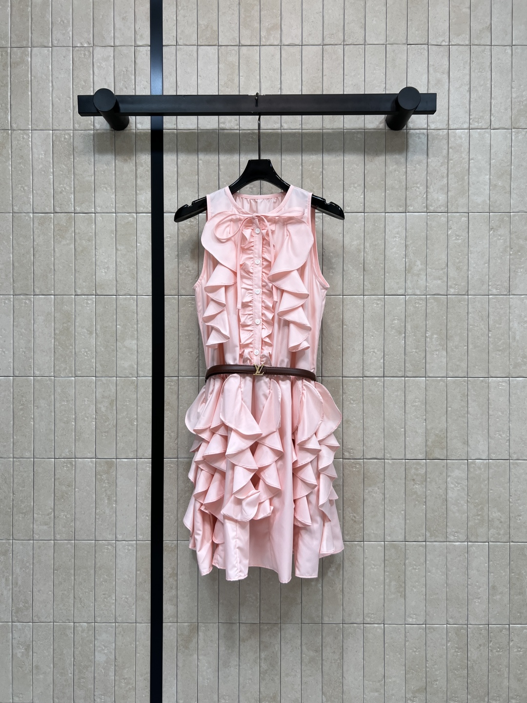 NO:798324,L's new spring and summer 26 ruffled sleeveless dress. High-quality fabric. Exquisite tailoring. The ruffled design is full of layers. Elegant and fashionable. The logo metal buckle belt is the finishing touch. It raises the waistline to create a golden ratio. It makes you appear taller and slimmer. You can easily create a high-end look for daily travel. Two colors and four sizes. Size/S-M-L-XL,, louis vuitton, skirts, gold,19860909L家 26春夏新款 荷叶边无袖连衣裙 高品质面料 剪裁精致 荷叶边设计层次感满满 优雅又时尚 logo金属扣腰带点睛 拉高腰线 打造黄金比例 显高显瘦 日常出行都能轻松打造高级感穿搭 两色四码 Size/S-M-L-XL,,louis vuitton,skirts,gold,,Women's clothing