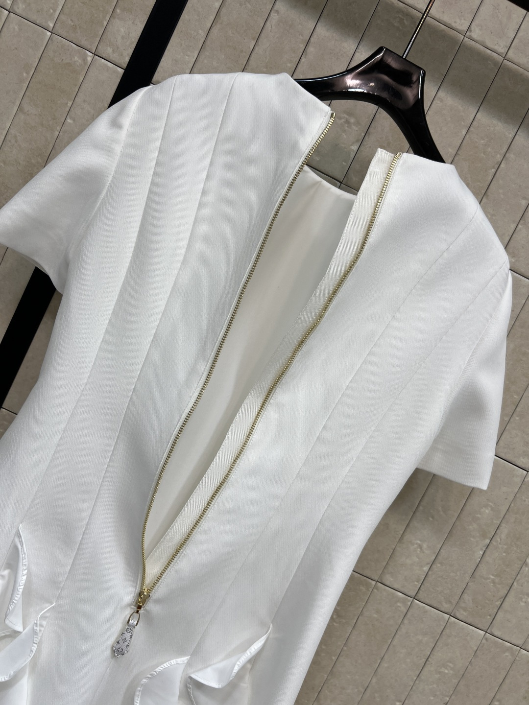 L家 26春夏新款 白色荷叶边连衣裙 短袖收腰设计 优雅又显身材曲线 高品质面料 触感舒适 春夏穿超合适