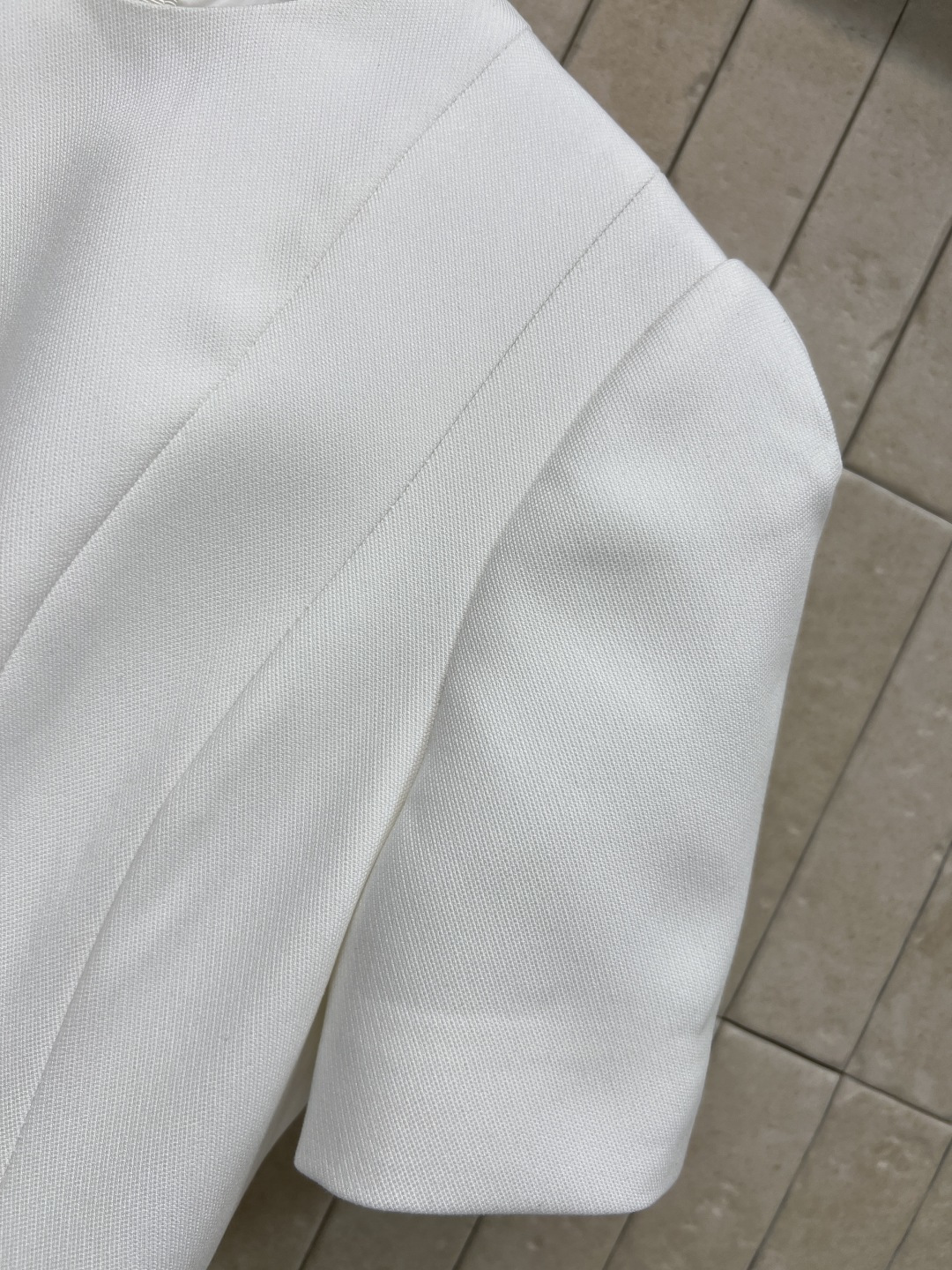 L家 26春夏新款 白色荷叶边连衣裙 短袖收腰设计 优雅又显身材曲线 高品质面料 触感舒适 春夏穿超合适