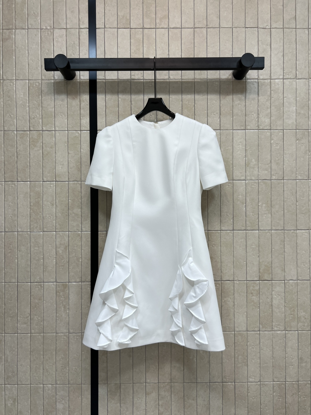 NO:798321,L's 26 new spring and summer style white ruffle dress, short-sleeved waist design, elegant and figure-flattering, high-quality fabric, comfortable to touch, perfect for spring and summer, lace details on both sides are super layered, full of sophistication, can be easily managed in daily, party and formal occasions. It looks better with high heels or clutch bag. Four sizes in one color. Size/S-M-L-XL,, louis vuitton, high heels, handbag, skirts, T-shirt,19860909L家 26春夏新款 白色荷叶边连衣裙 短袖收腰设计 优雅又显身材曲线 高品质面料 触感舒适 春夏穿超合适 两侧花边细节超有层次感 精致满分 日常 聚会 正式场合都能轻松驾驭 搭配高跟鞋或手拿包更出彩 一色四码 Size/S-M-L-XL,,louis vuitton,high heels,handbag,skirts,T-shirt,,Women's clothing