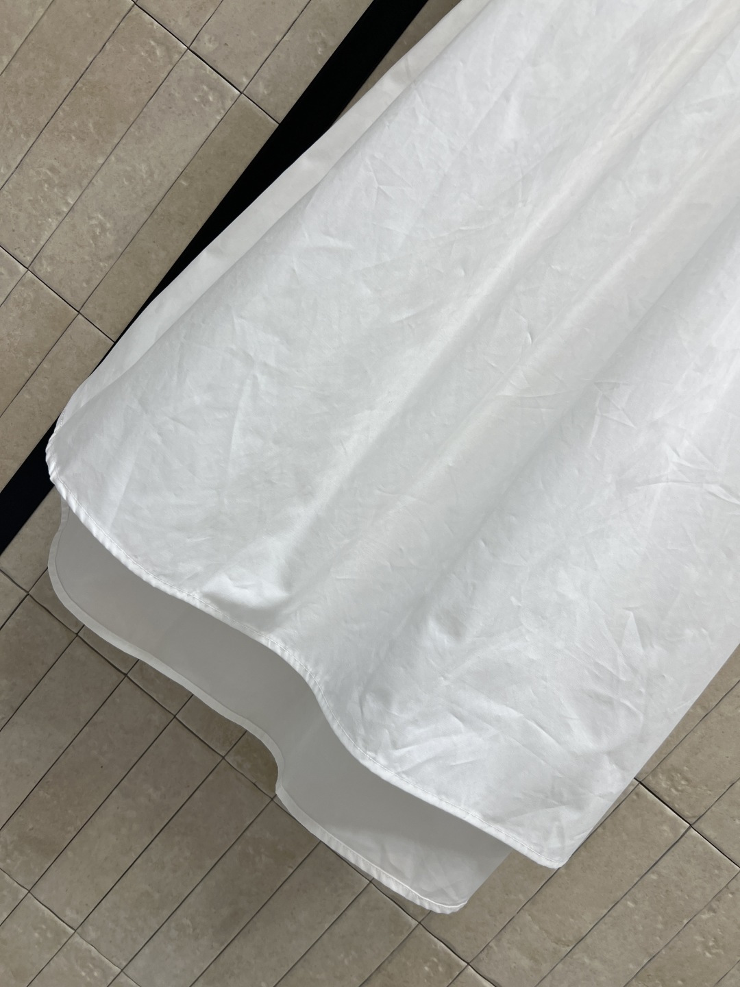 L家 26春夏新款 白色衬衫连衣裙 采用经典衬衫式设计 翻领+长袖 简约大方 高品质棉质面料 腰部同色腰