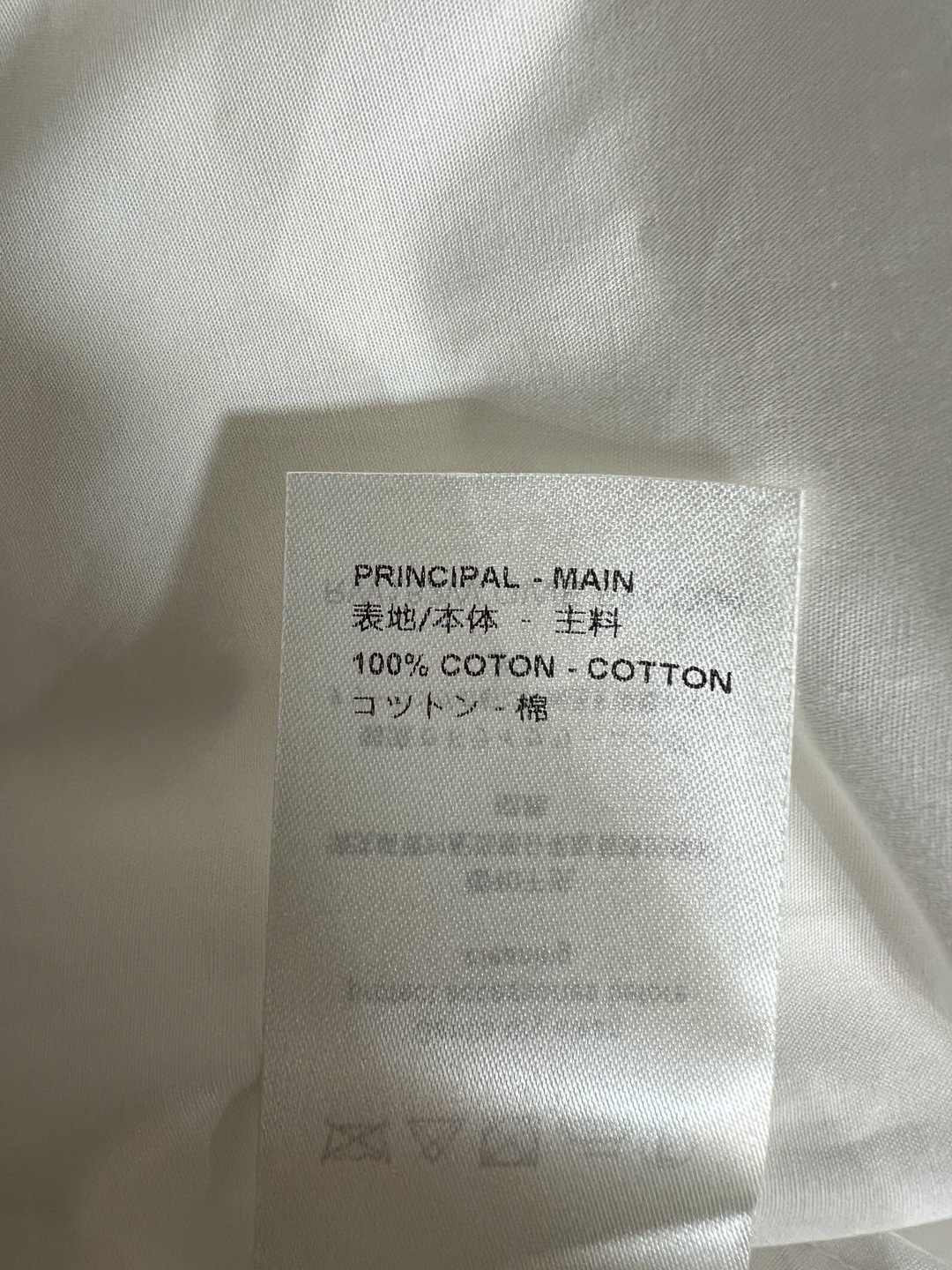 L家 26春夏新款 白色衬衫连衣裙 采用经典衬衫式设计 翻领+长袖 简约大方 高品质棉质面料 腰部同色腰