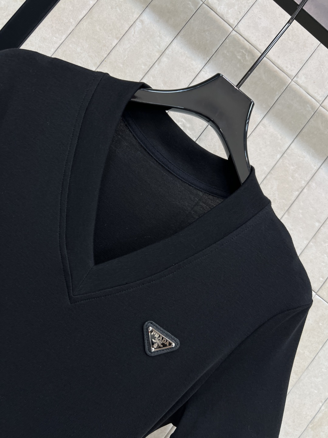 PD家 26春夏新款 V领收腰连衣裙 经典黑色+V领设计 修饰颈部线条 A字大裙摆+松紧腰 显瘦又舒适 