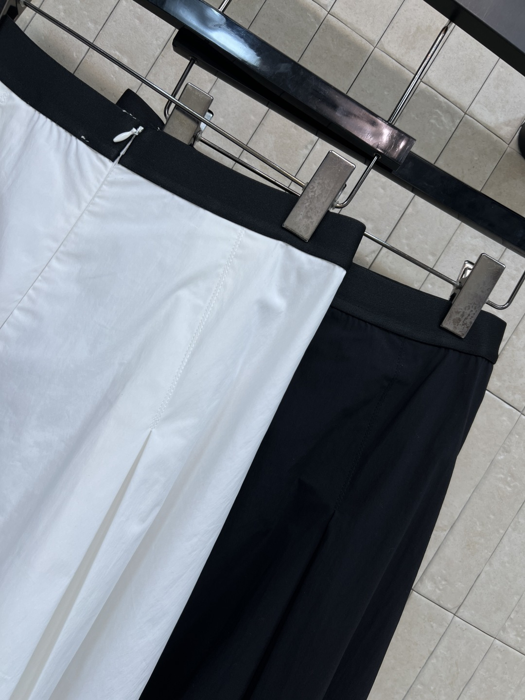 PD家 26春夏新款 三角标大摆半裙 宽松剪裁+松紧腰 舒适又百搭 不挑身材 裙身简约 左上角三角标超有