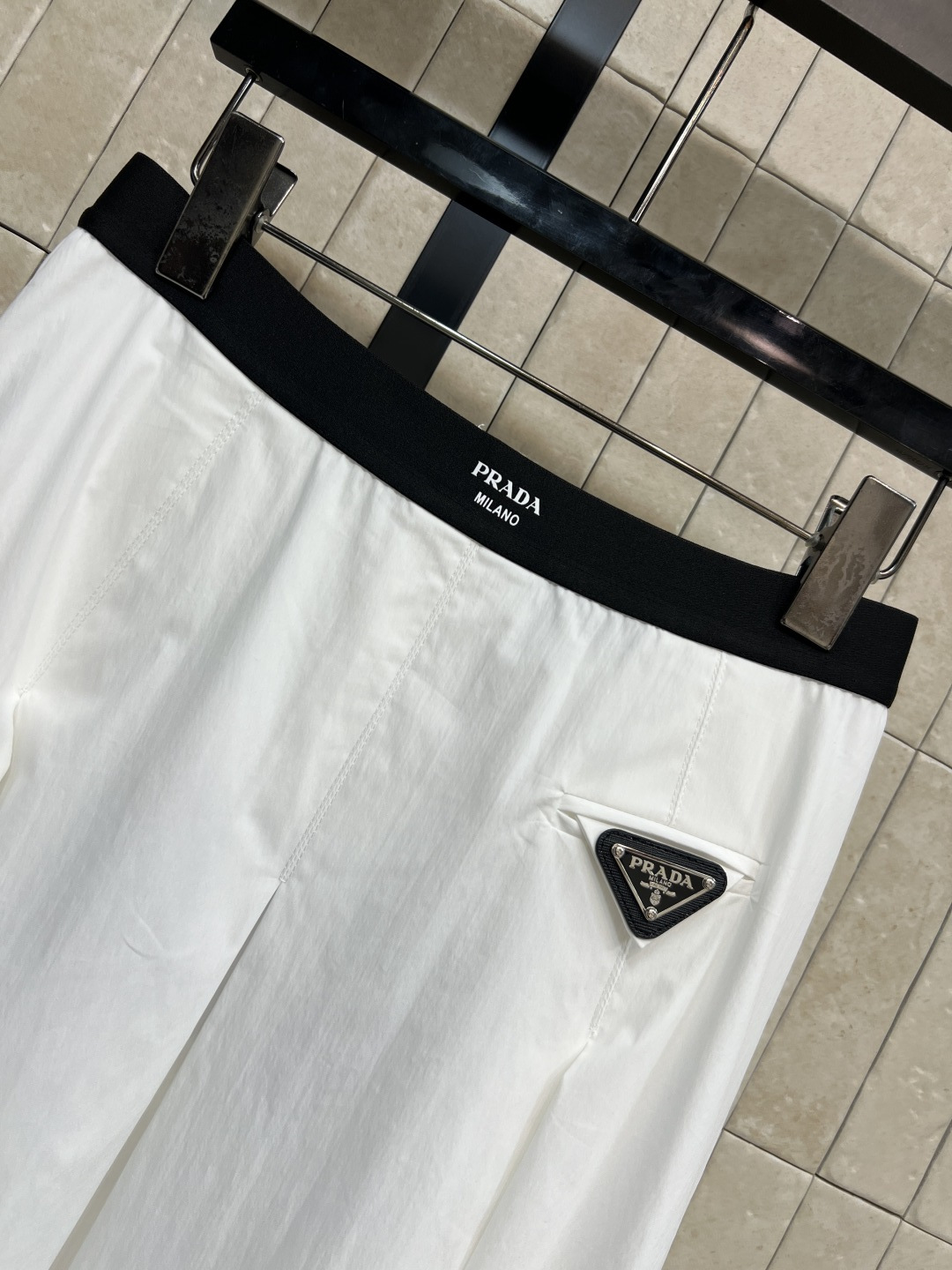 PD家 26春夏新款 三角标大摆半裙 宽松剪裁+松紧腰 舒适又百搭 不挑身材 裙身简约 左上角三角标超有