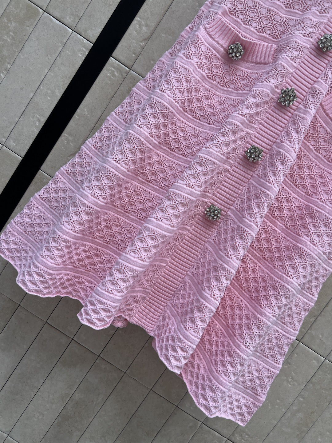 Self家 26春夏新款 粉色针织连衣裙 织纹细腻精致 镂空花纹错落有致 既保证了透气性 经典的收腰A字