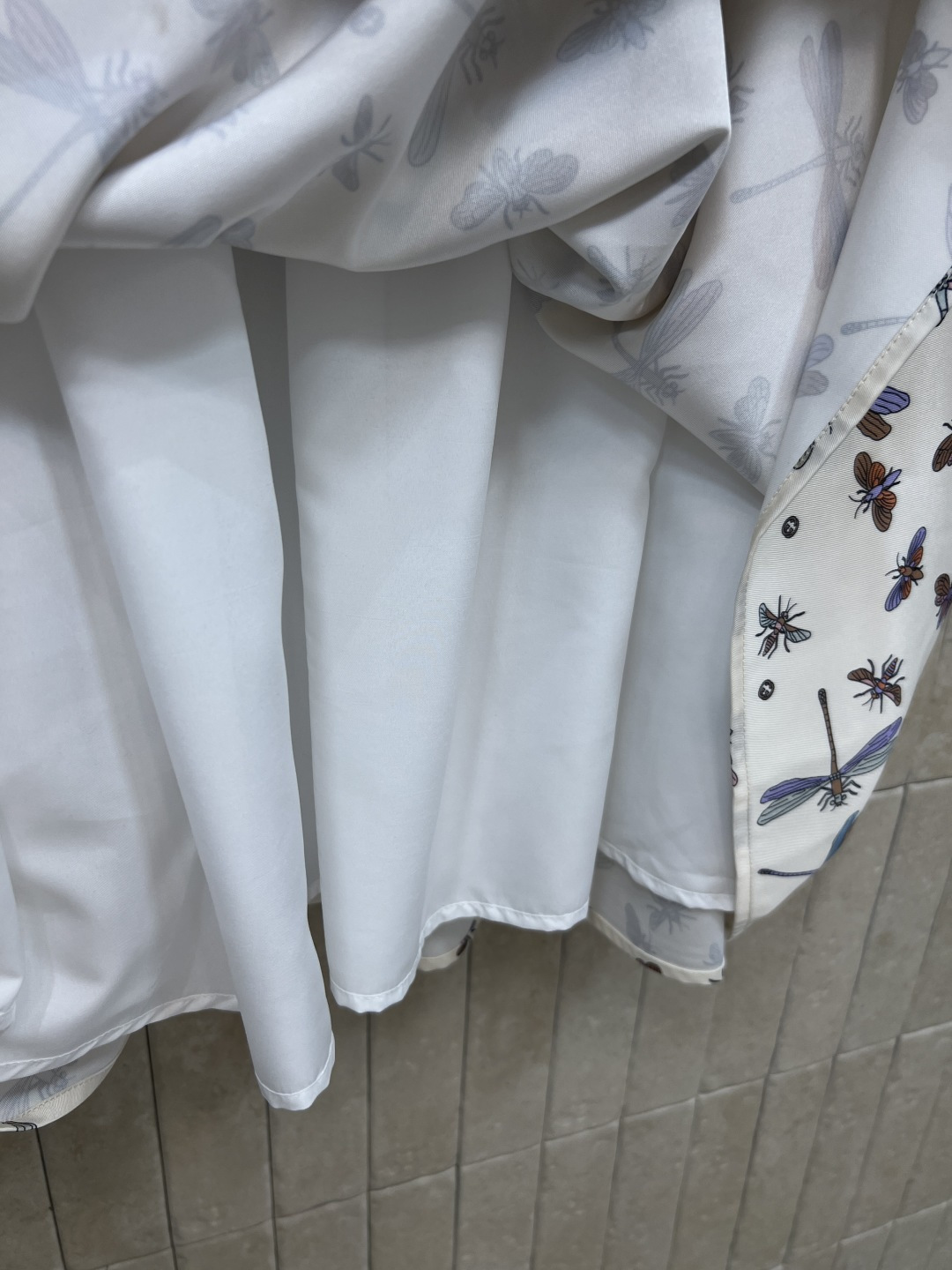 G家 26春夏新款 衬衫式收腰版型 面料丝滑亲肤垂直感满分 领口飘带修饰颈部线条 自带同色系细腰带 金属