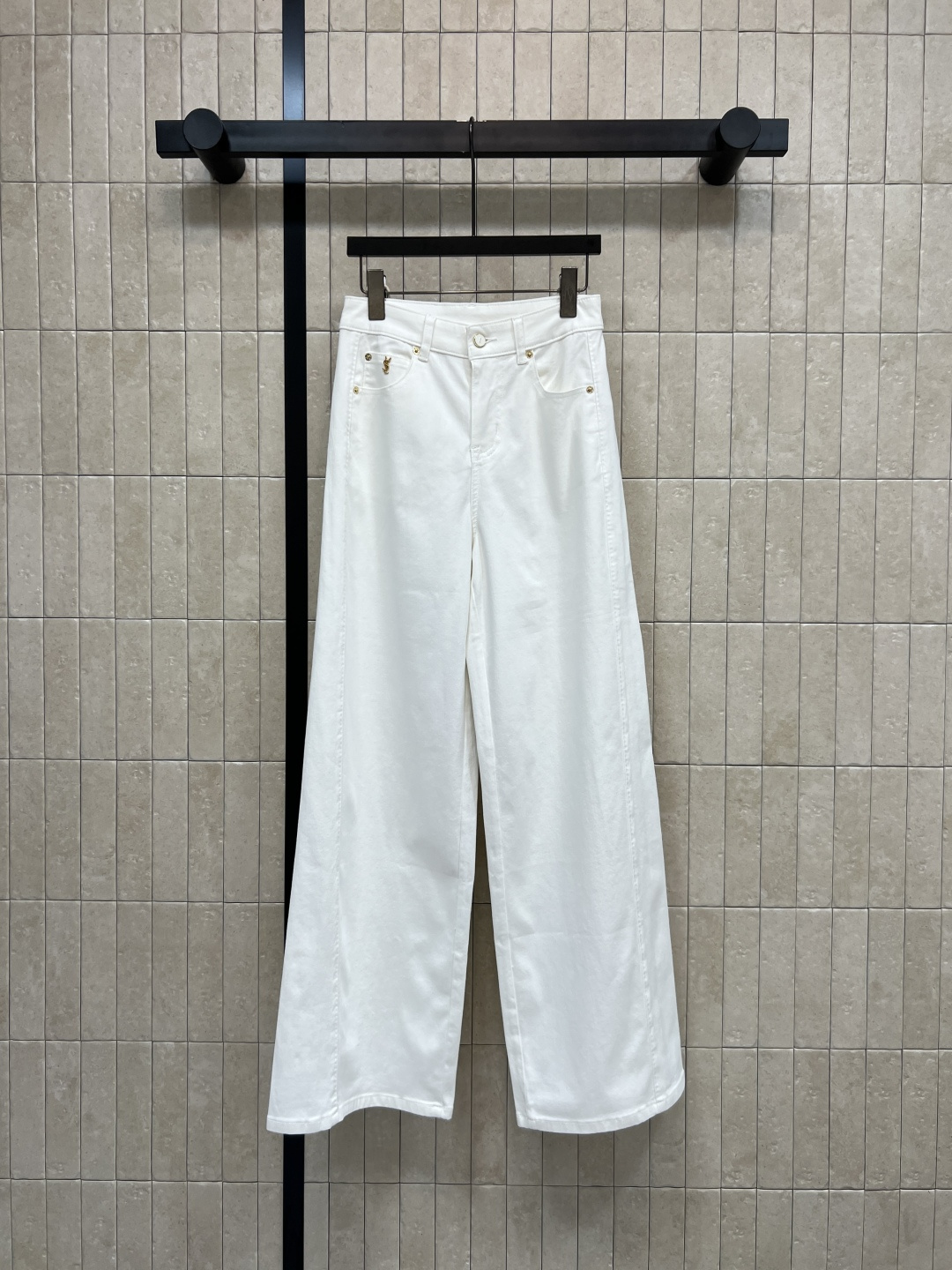 NO:799386,SLP home 26 spring and summer new style white wide-leg jeans made of pure cotton fabric, soft and breathable, super comfortable for daily wear, high waist design elongates the proportion of the legs, looks taller and slimmer, goes well with canvas shoes or sandals, white is versatile, looks good with any sweater, shirt, sweater, commuting, dating, and leisure can be easily managed, one color and three codes Size/S-M-L,,loro piana,sandals,hoodie,sweatshirts,jeans,shirts,19860909SLP家 26春夏新款 白色阔腿牛仔裤 用全棉面料 柔软透气 日常穿着超舒适 高腰设计拉长腿部比例 显高显瘦 搭配帆布鞋或凉鞋都很OK 白色百搭 随便配针织衫 衬衫 卫衣都好看 通勤 约会 休闲都能轻松驾驭 一色三码Size/S-M-L,,loro piana,sandals,hoodie,sweatshirts,jeans,shirts,,Women's clothing