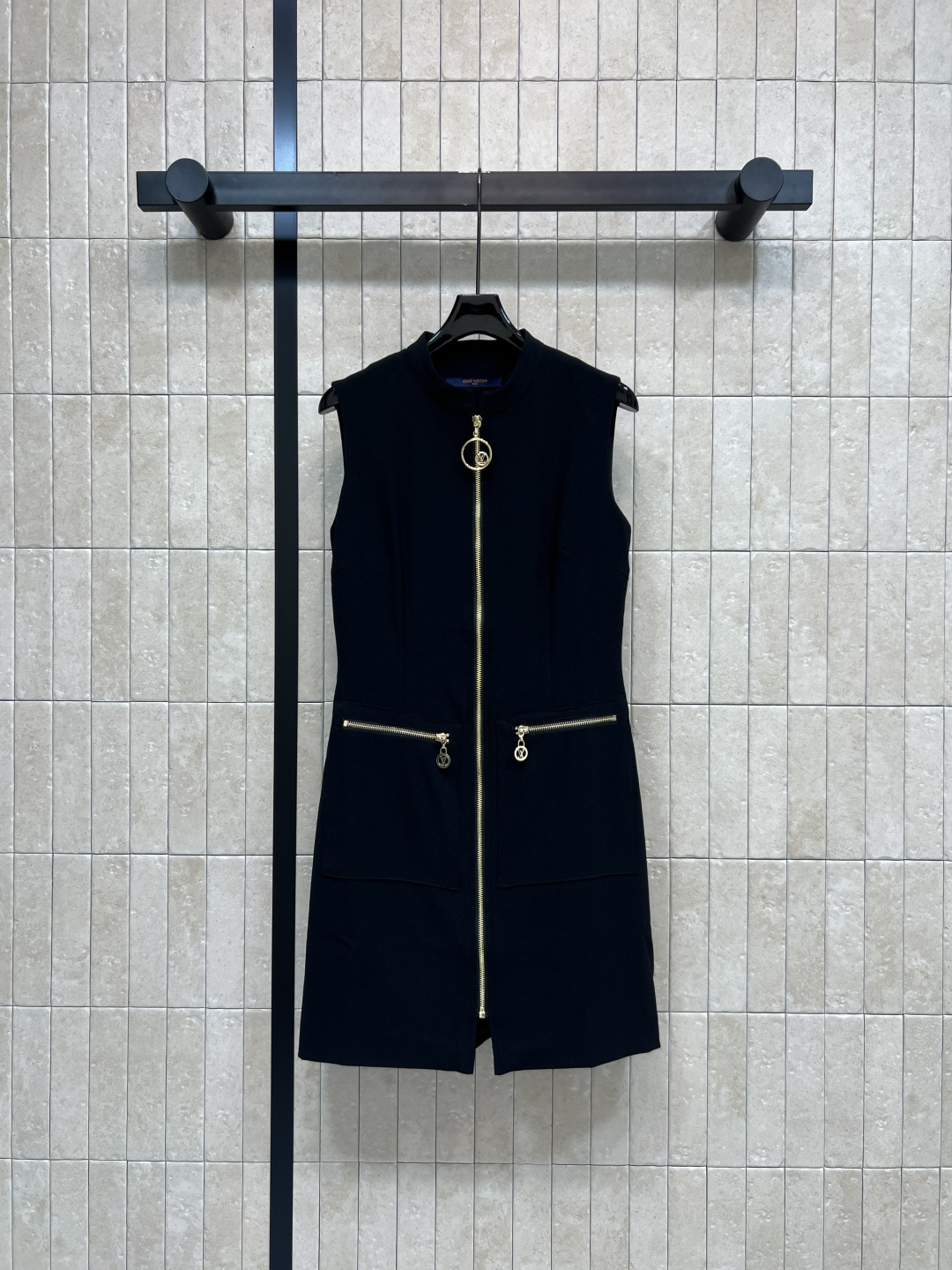 NO:799389,L's 26 spring and summer new style sleeveless zipper dress, black main tone + metal zipper, simple and cool, neat tailoring, slimming, easily highlighting the body line. The skirt has two zipper pockets, practical and design. Everywhere tells the exquisiteness and texture. It can be easily controlled for daily dates and dinners. Full marks for fashion sense. Three sizes in one color, Size/S-M-L,, louis vuitton, skirts,19860909L家 26春夏新款 无袖拉链连衣裙 黑色主调+金属拉链 简约又酷飒 剪裁利落显瘦 轻松凸显身材线条 裙身有两个拉链口袋 实用又有设计感 每一处都在诉说精致与质感 日常 约会 晚宴都能轻松驾驭 时尚感满分 一色三码Size/S-M-L,,louis vuitton,skirts,,Women's clothing