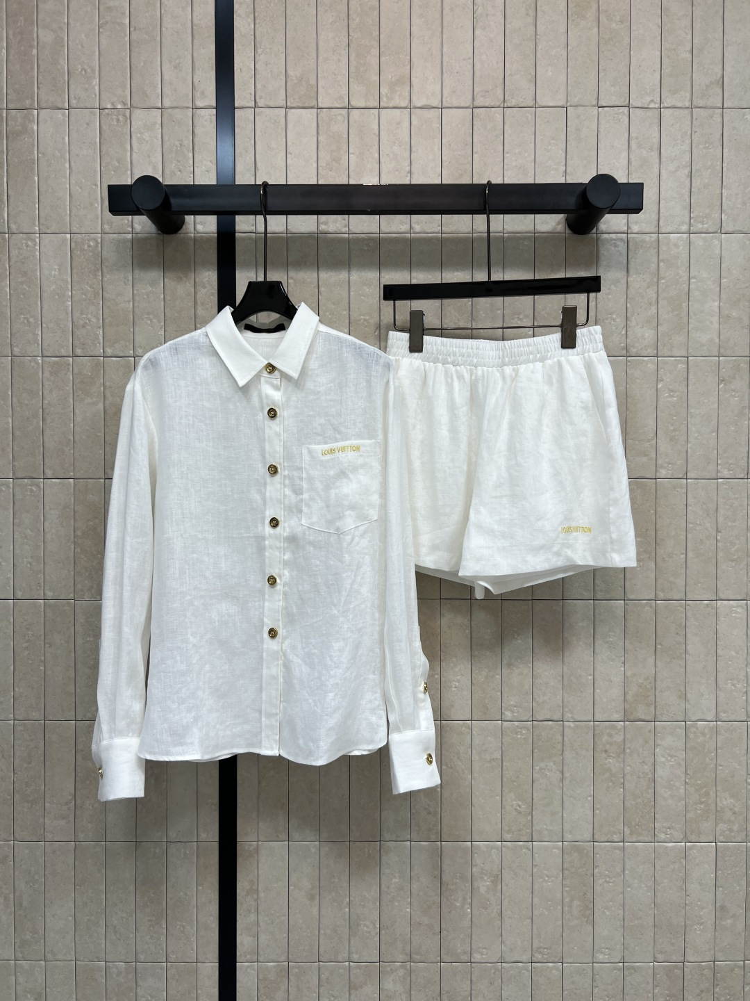 L家 26春夏新款 亚麻衬衫套装 翻领衬衫+高腰短裤 高质量亚麻面料 亲肤透气 精致金属纽扣还有口袋刺绣