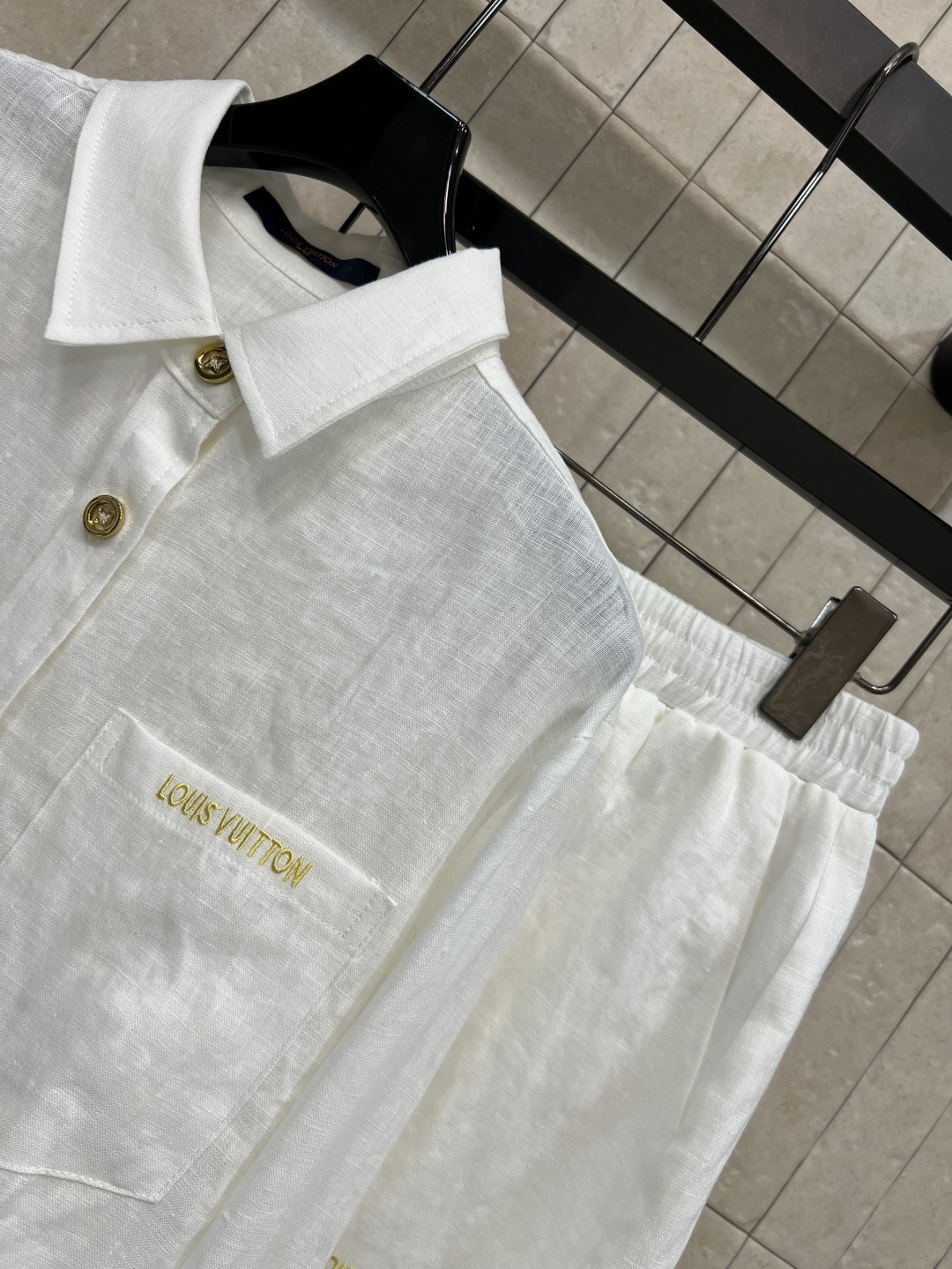 L家 26春夏新款 亚麻衬衫套装 翻领衬衫+高腰短裤 高质量亚麻面料 亲肤透气 精致金属纽扣还有口袋刺绣