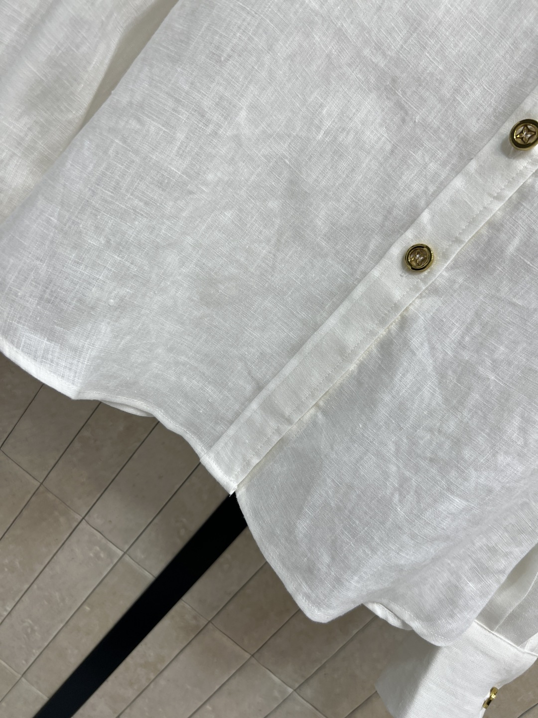 L家 26春夏新款 亚麻衬衫套装 翻领衬衫+高腰短裤 高质量亚麻面料 亲肤透气 精致金属纽扣还有口袋刺绣