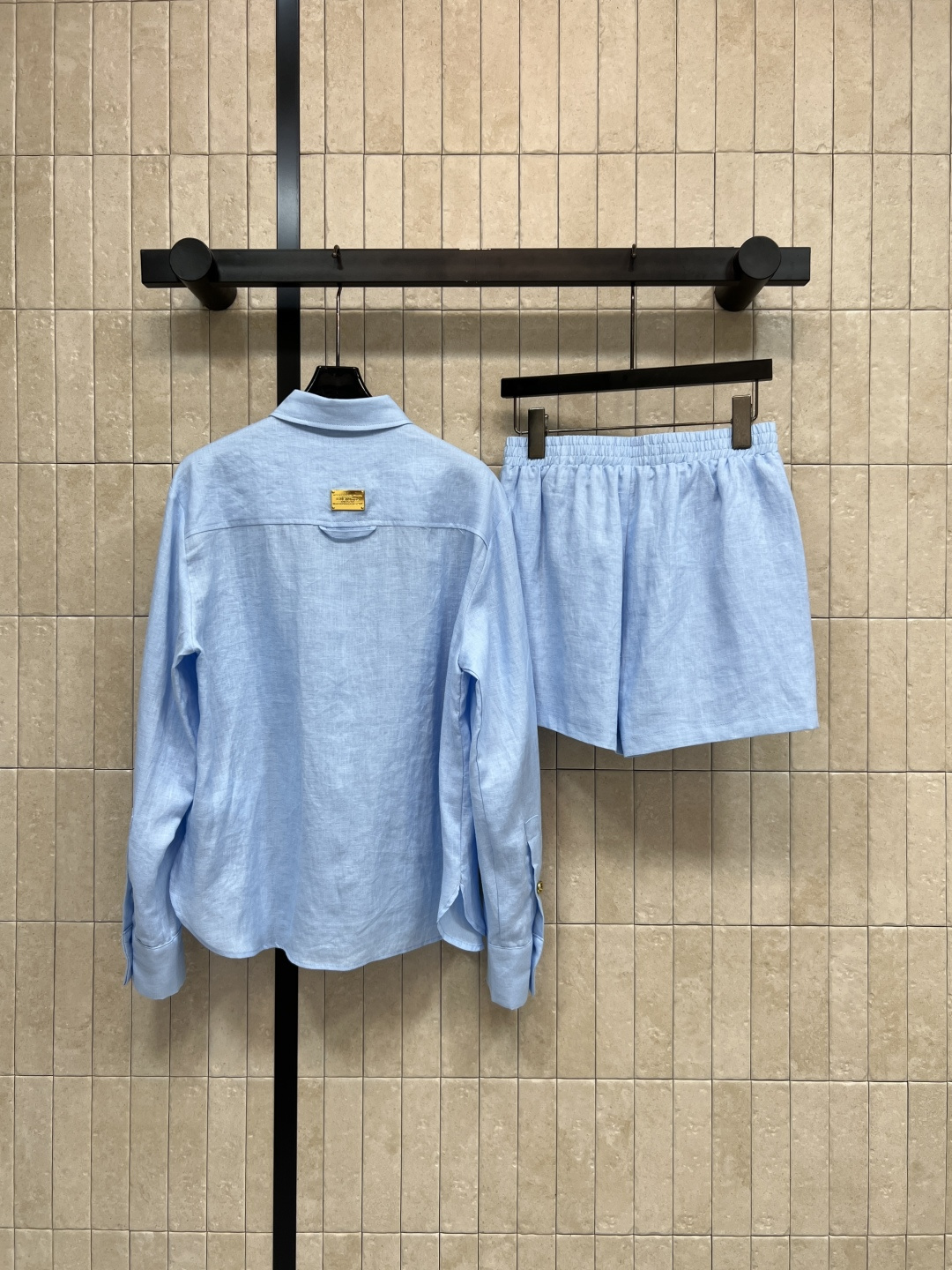 L家 26春夏新款 亚麻衬衫套装 翻领衬衫+高腰短裤 高质量亚麻面料 亲肤透气 精致金属纽扣还有口袋刺绣