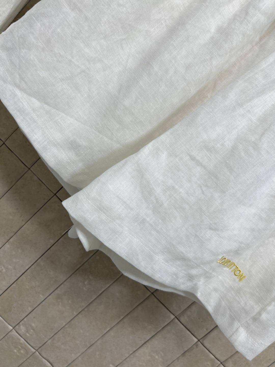 L家 26春夏新款 亚麻衬衫套装 翻领衬衫+高腰短裤 高质量亚麻面料 亲肤透气 精致金属纽扣还有口袋刺绣