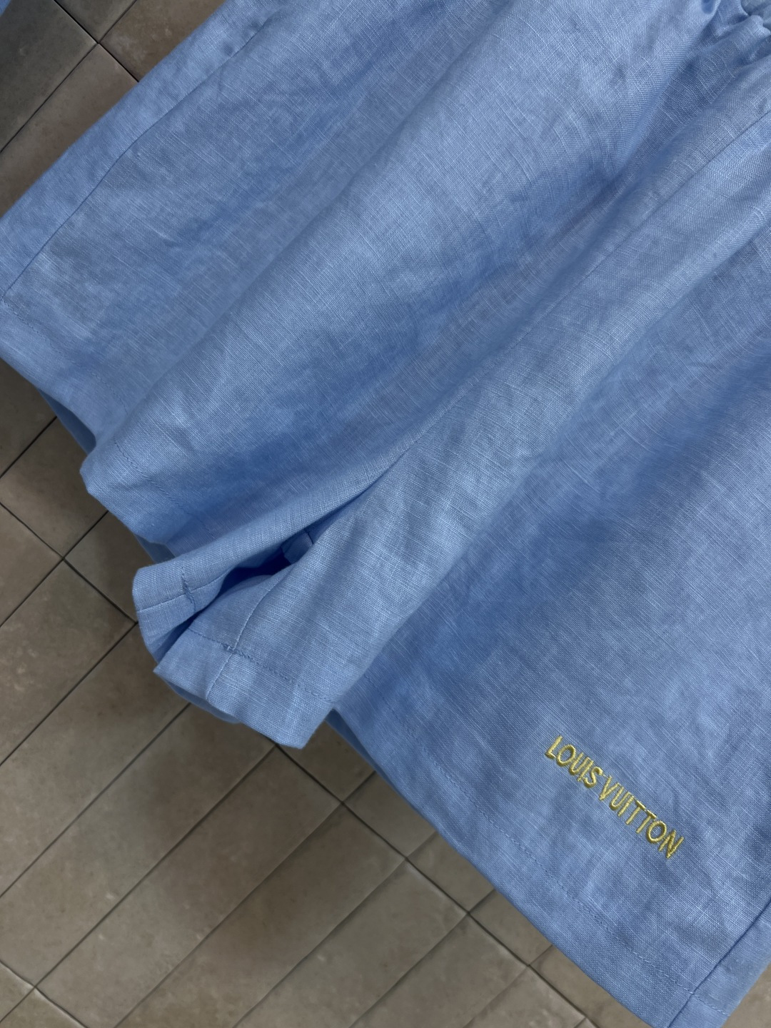 L家 26春夏新款 亚麻衬衫套装 翻领衬衫+高腰短裤 高质量亚麻面料 亲肤透气 精致金属纽扣还有口袋刺绣