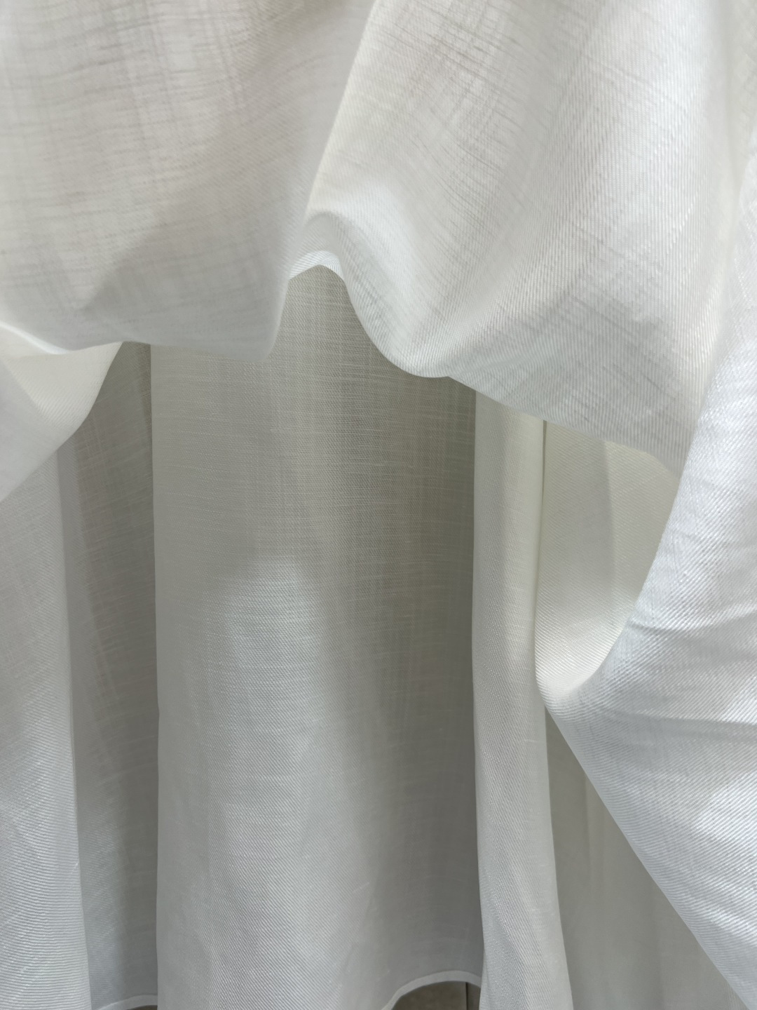26春夏新款 白色衬衫连衣裙 亚麻面料 透气又舒适 夏天穿超合适 衬衫式翻领+胸前双口袋 简约利落 腰带
