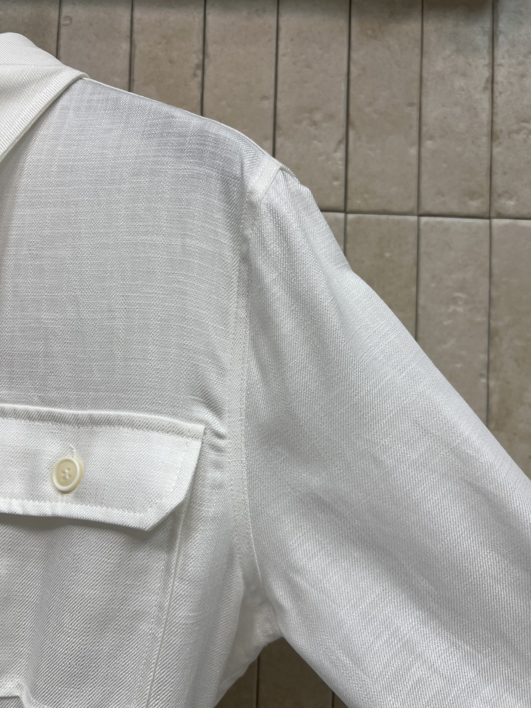 26春夏新款 白色衬衫连衣裙 亚麻面料 透气又舒适 夏天穿超合适 衬衫式翻领+胸前双口袋 简约利落 腰带