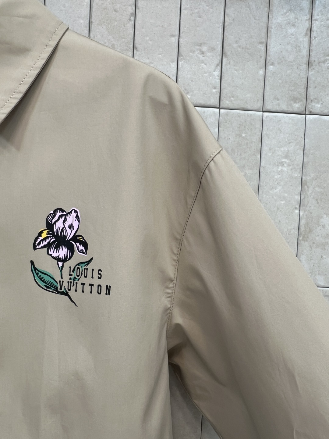 L家 26春夏新款 卡其色刺绣外套 翻领+排扣设计 利落又藏肉 宽松版型 袖口松紧还有下摆抽绳 细节感拉