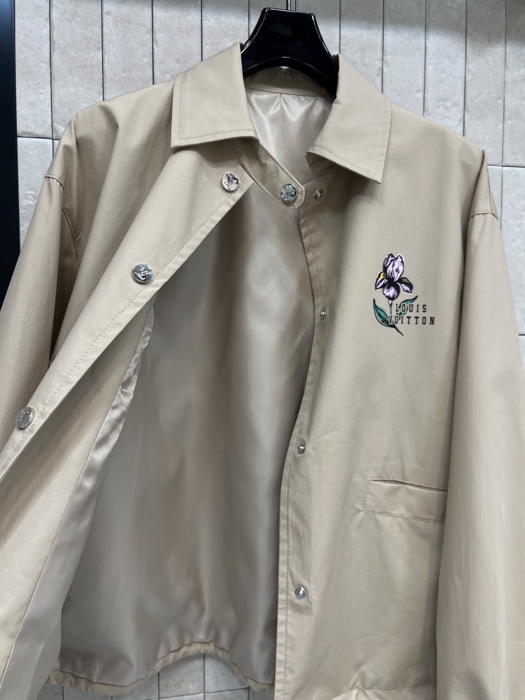L家 26春夏新款 卡其色刺绣外套 翻领+排扣设计 利落又藏肉 宽松版型 袖口松紧还有下摆抽绳 细节感拉