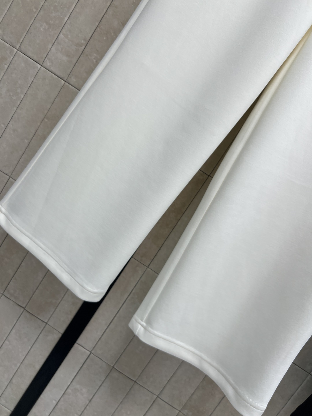26春夏新款 阔腿休闲裤 亲肤面料 立体阔腿版型+抽绳设计 口袋处精致扣点缀 弱化休闲感 增添轻奢质感 
