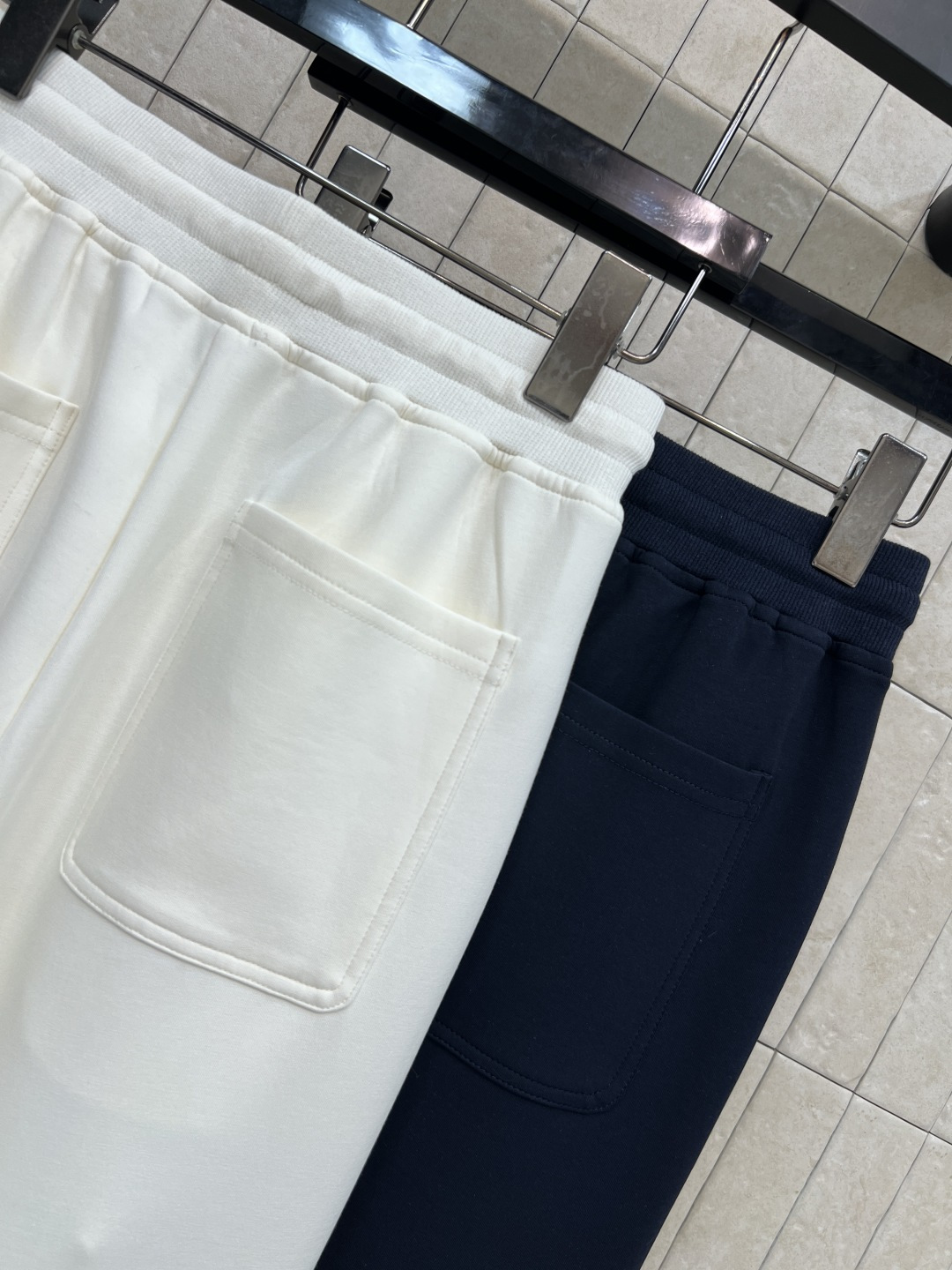 26春夏新款 阔腿休闲裤 亲肤面料 立体阔腿版型+抽绳设计 口袋处精致扣点缀 弱化休闲感 增添轻奢质感 