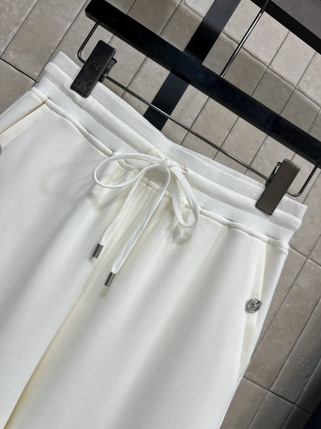 26春夏新款 阔腿休闲裤 亲肤面料 立体阔腿版型+抽绳设计 口袋处精致扣点缀 弱化休闲感 增添轻奢质感 