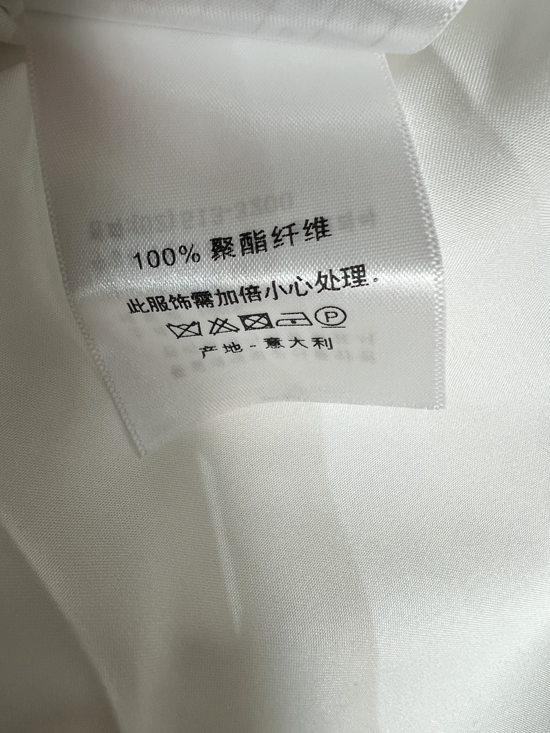 D家 26春夏新款 撞色腰头高腰半裙 垂坠感面料大裙摆剪裁 撞色腰头设计加上小刺绣 层次感十足 一秒拉高