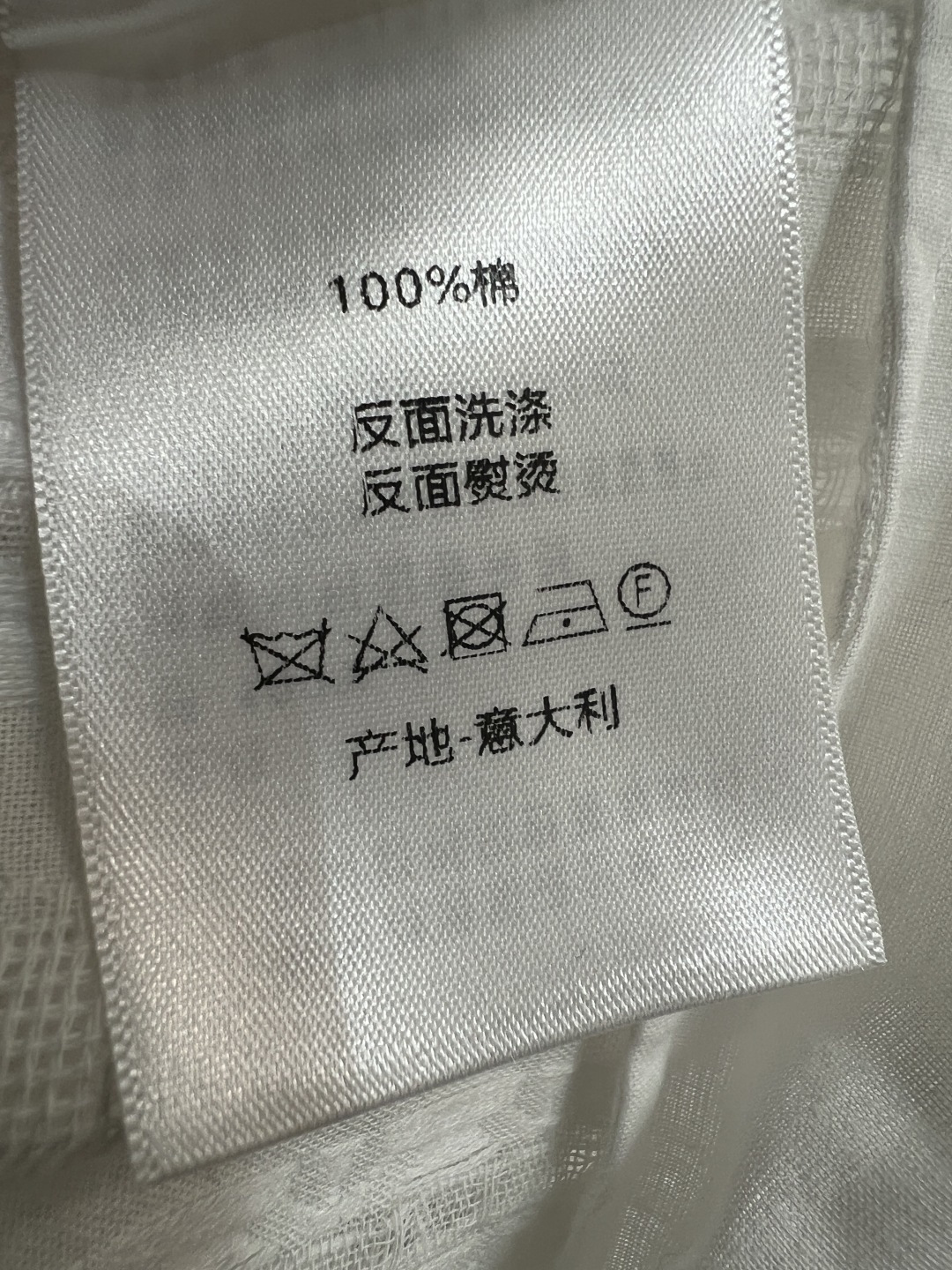 D家 26春夏新款 镂空无袖衬衫 棉质面料 轻薄透气 无袖+精致镂空刺绣+荷叶边 法式复古感满满 开襟设