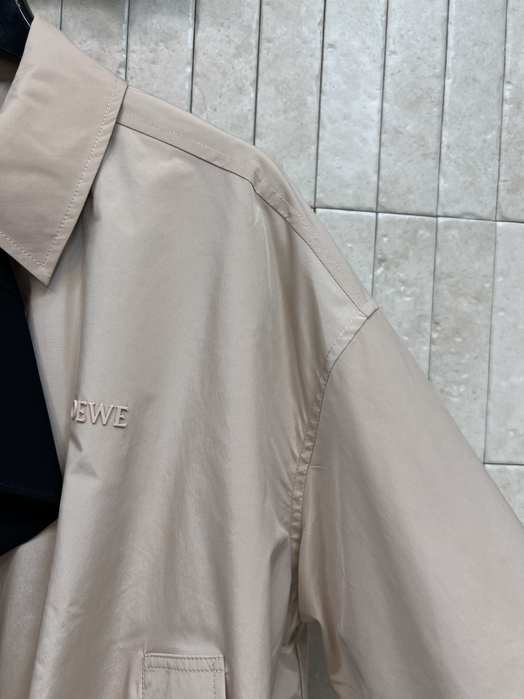 LW家 26春夏新款 翻领休闲外套 面料挺括垂坠 质感细腻经典翻领+黑色拼接领带 打破基础款单调 下摆抽