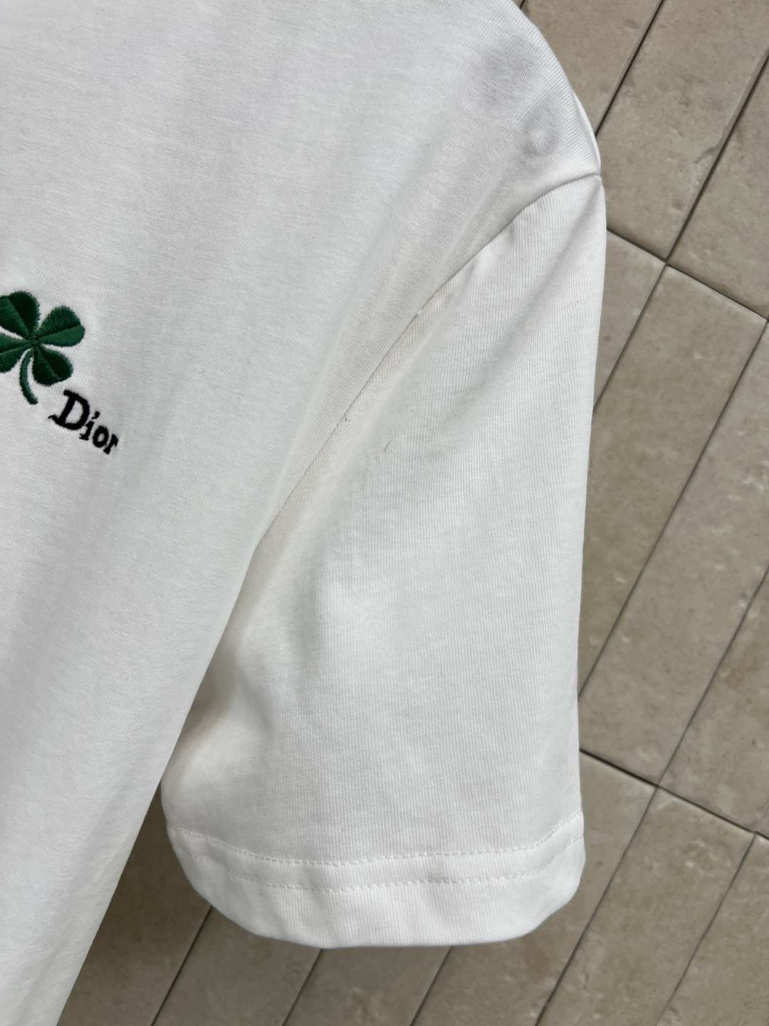 D家 26春夏新款 四叶草白色T恤 采用纯棉材质 柔软舒适 胸前绿色四叶草图案 简约又有辨识度 圆领正肩