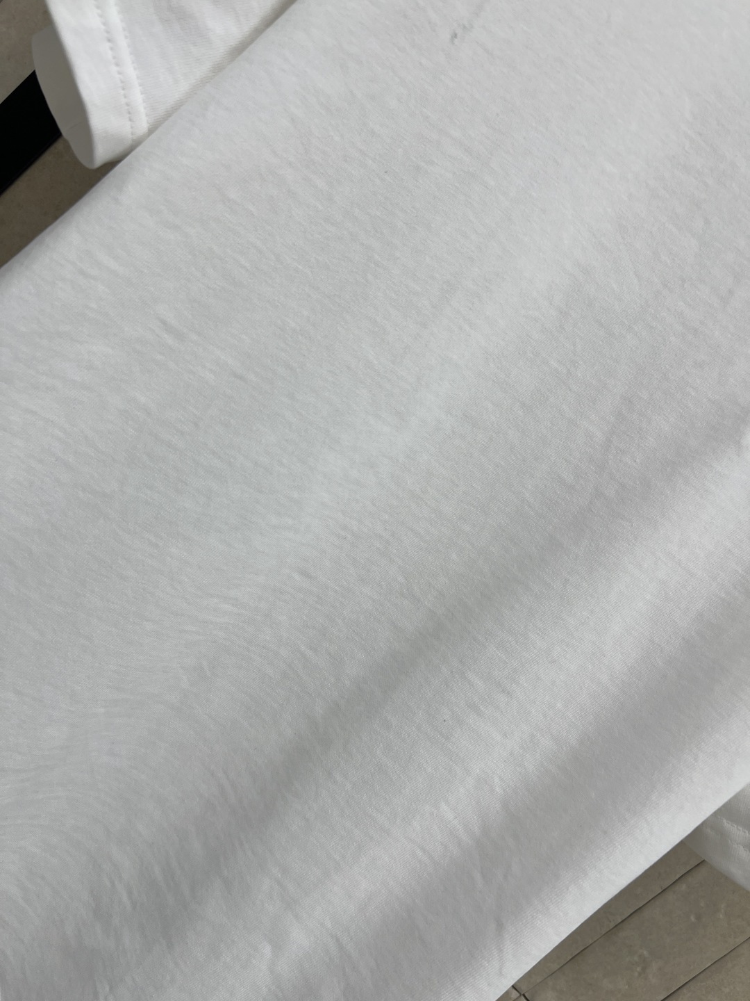 D家 26春夏新款 四叶草白色T恤 采用纯棉材质 柔软舒适 胸前绿色四叶草图案 简约又有辨识度 圆领正肩