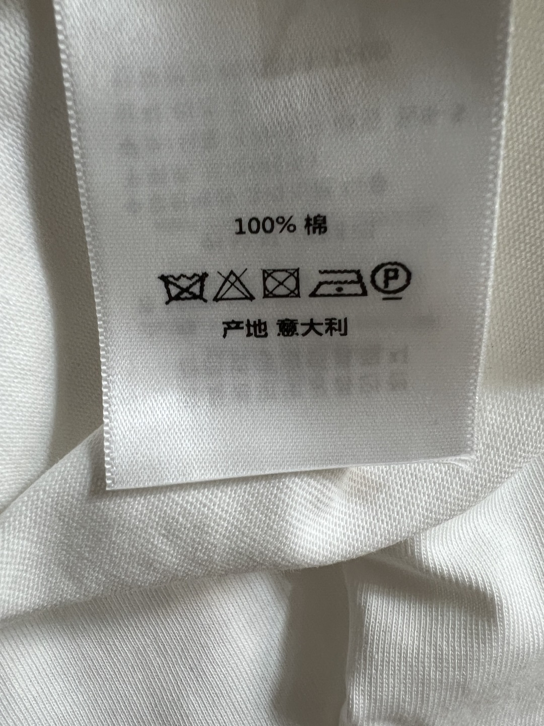 D家 26春夏新款 四叶草白色T恤 采用纯棉材质 柔软舒适 胸前绿色四叶草图案 简约又有辨识度 圆领正肩