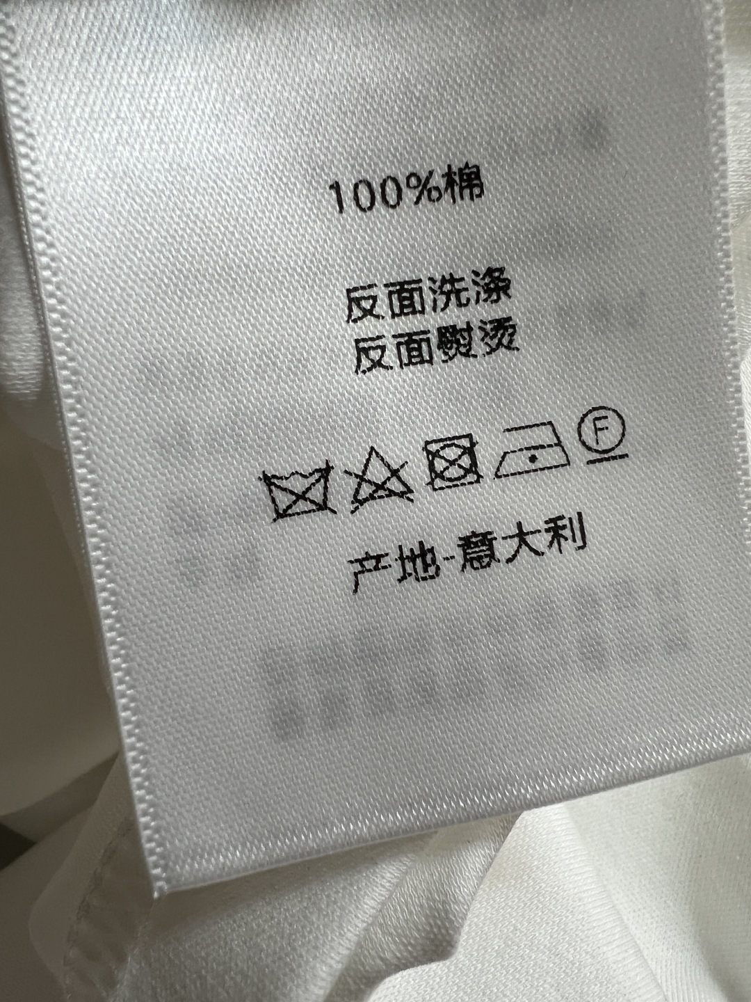 D家 26春夏新款 老花短袖套装 圆领白T+经典老花短裤 宽松版型 采用高质量纯棉面料 柔软透气 上衣l