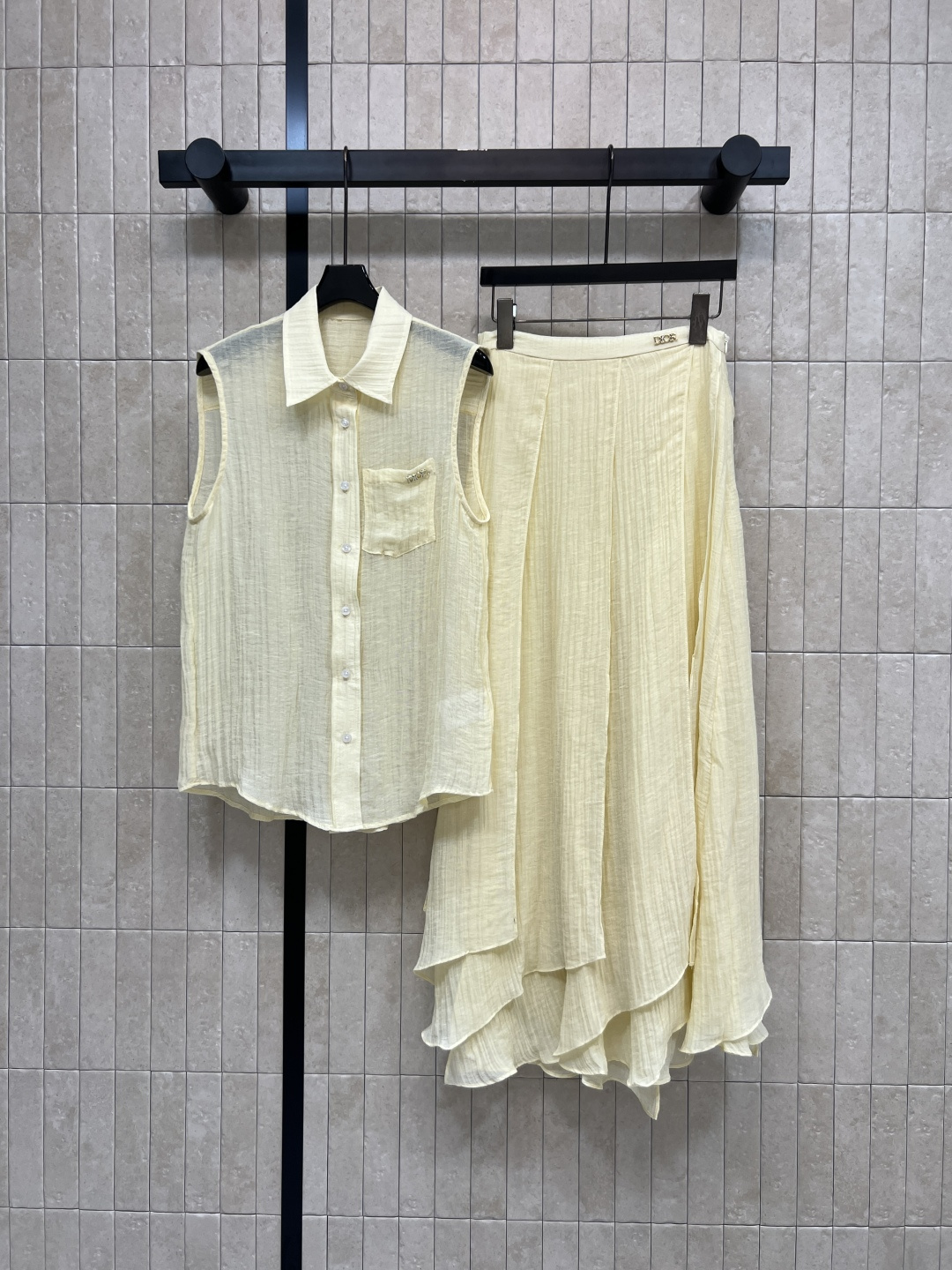 NO:800396,Tops, Skirts D Home 26 Spring and Summer New Sleeveless Shirt Set Lapel Sleeveless Shirt + Irregular Skirt Exquisite small metal mark embellishment on the chest Comes with three-dimensional vertical pleat texture The large drape skirt gently covers the crotch and hides the legs, making it feel relaxed when commuting out on the street. You don’t have to worry about matching when you go out in a complete set. You can get exquisite outfits with one click. Two colors and three codes, Size/S-M-L,, dior, skirts, shirts,19860909上衣 半裙D家 26春夏新款 无袖衬衫套装 翻领无袖衬衫+不规则半裙 胸前精致小金属标点缀 自带立体竖纹褶皱质感 垂坠大裙摆温柔遮胯藏腿日常通勤出街都很有松弛感 成套出门不用费心搭配 一键搞定精致穿搭 两色三码Size/S-M-L,,dior,skirts,shirts,,Women's clothing