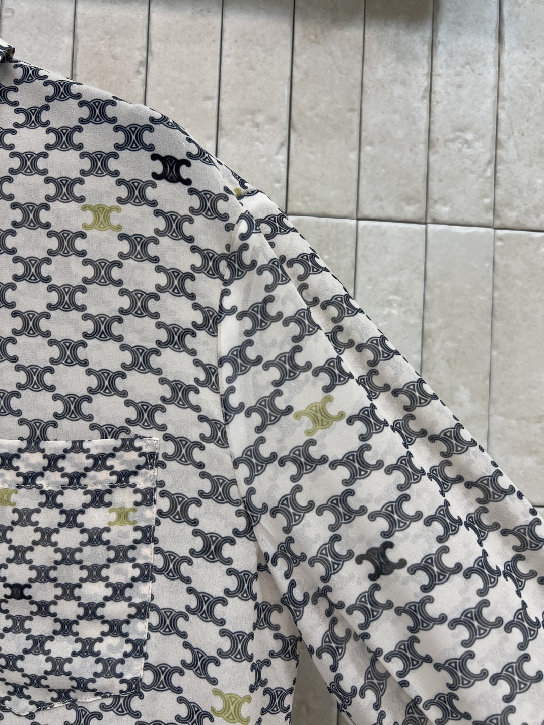 CE26春夏新款 满印长袖衬衫 经典翻领+长袖设计 轻薄面料超适合春夏穿 满印Logo图案超有辨识度 时