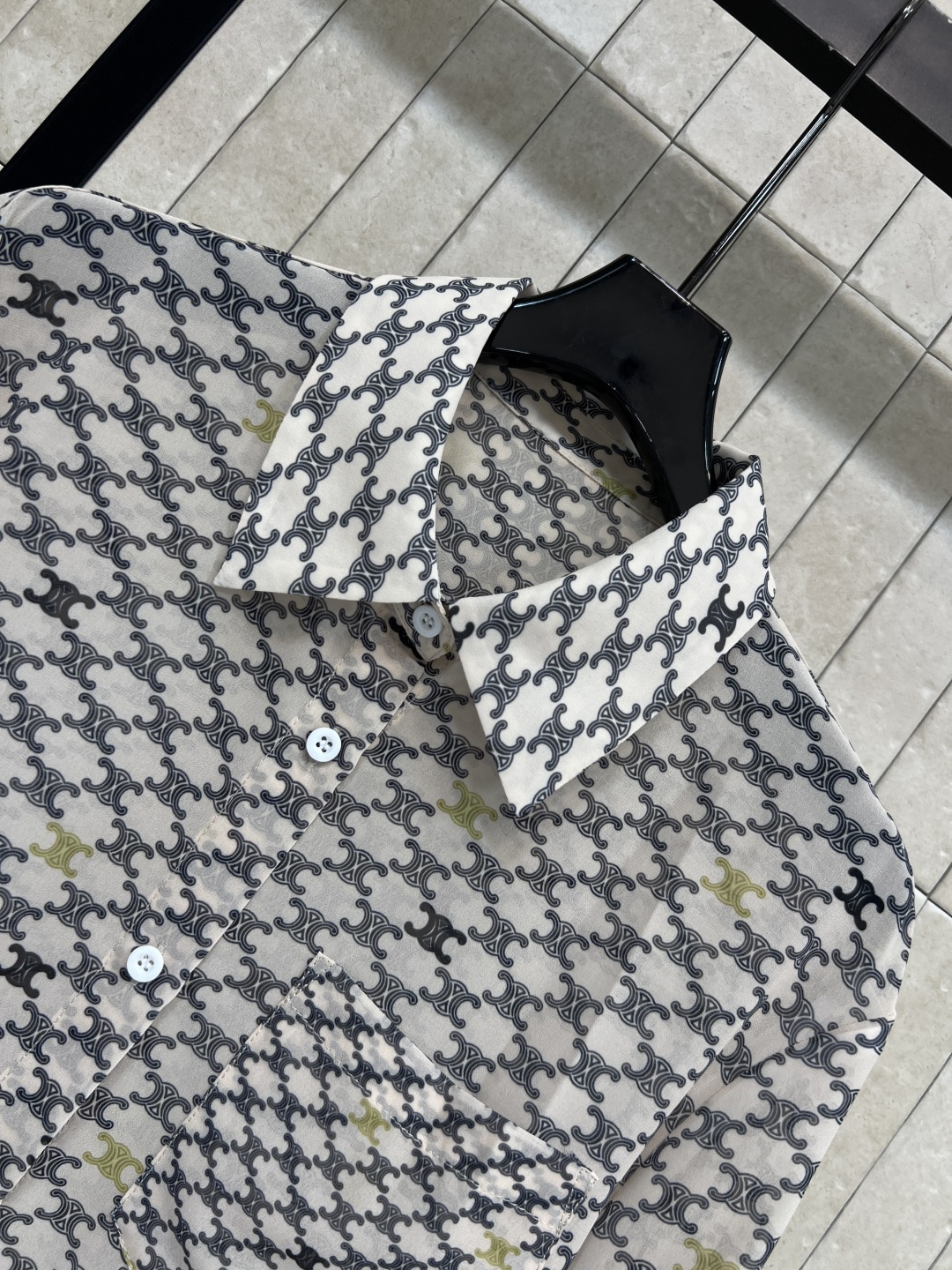 CE26春夏新款 满印长袖衬衫 经典翻领+长袖设计 轻薄面料超适合春夏穿 满印Logo图案超有辨识度 时