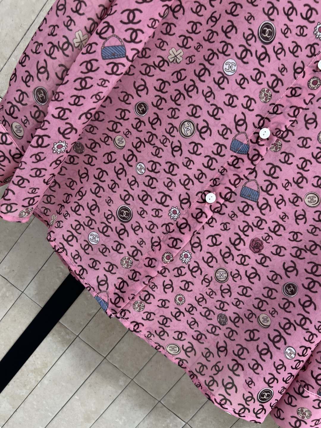 C家 26春夏新款 印花长袖衬衫 轻薄面料超适合春夏穿 满身小印花 活泼又复古日常通勤或休闲都能轻松驾驭