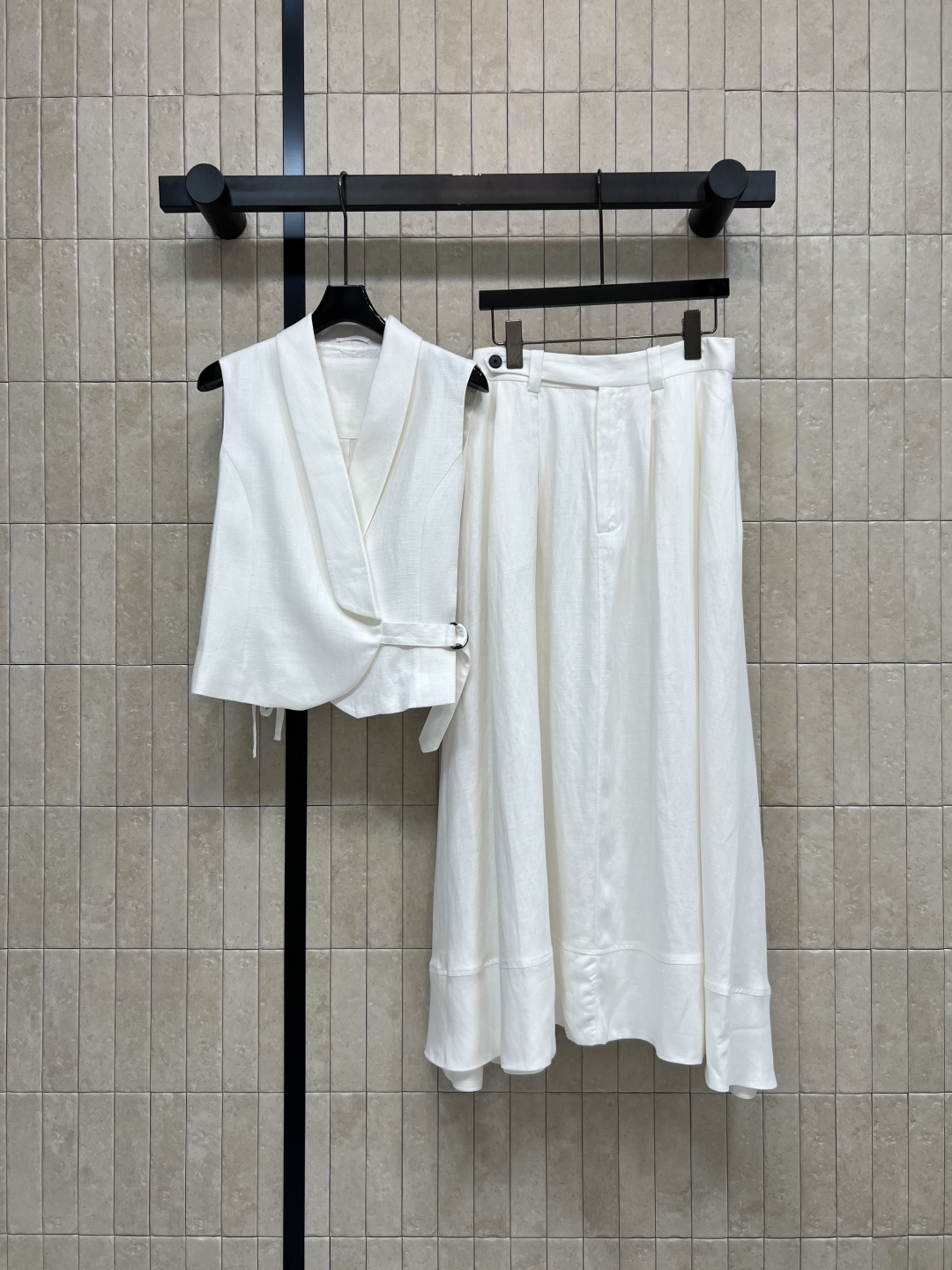 NO:800386,Tops and skirts BC Home 26 new spring and summer linen sleeveless skirt set V-neck sleeveless vest + A-line skirt Made of linen fabric Sleeveless and neat tailoring Side drawstring details Adjustable elasticity A-line large skirt is inclusive and full Perfectly covers the crotch width Easily managed for commuting, daily use and vacation Wear as a complete set of high-end coordination Wear separately and freely mix and match all items in your wardrobe  Three colors and three codes Size/S-M-L,,chanel,skirts,19860909上衣半裙BC家 26春夏新款 亚麻无袖半裙套装 V领无袖马甲+A字半裙 采用亚麻面料 无袖利落剪裁 侧边抽绳细节 随性调节版型松紧 A字大裙摆包容性拉满 完美遮住胯宽 通勤 日常 度假都能轻松驾驭 成套穿高级协调 拆开单穿自由混搭衣柜所有单品 三色三码Size/S-M-L,,chanel,skirts,,Women's clothing