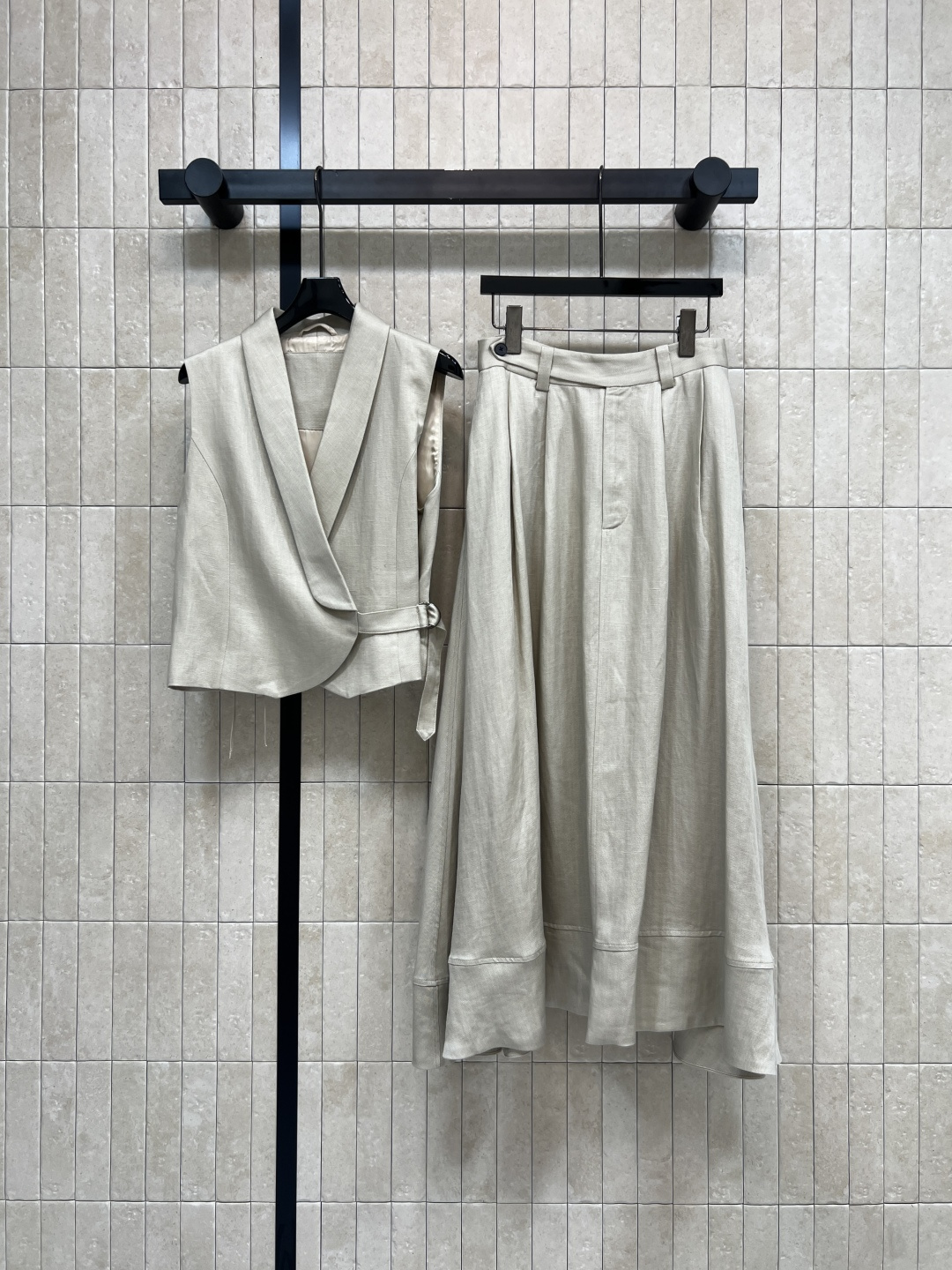 NO:800380,Tops and skirts BC Home 26 new spring and summer linen sleeveless skirt set V-neck sleeveless vest + A-line skirt Made of linen fabric Sleeveless and neat tailoring Side drawstring details Adjustable elasticity A-line large skirt is inclusive and full Perfectly covers the crotch width Easily managed for commuting, daily use and vacation Wear as a complete set of high-end coordination Wear separately and freely mix and match all items in your wardrobe  Three colors and three codes Size/S-M-L,,chanel,skirts,19860909上衣半裙BC家 26春夏新款 亚麻无袖半裙套装 V领无袖马甲+A字半裙 采用亚麻面料 无袖利落剪裁 侧边抽绳细节 随性调节版型松紧 A字大裙摆包容性拉满 完美遮住胯宽 通勤 日常 度假都能轻松驾驭 成套穿高级协调 拆开单穿自由混搭衣柜所有单品 三色三码Size/S-M-L,,chanel,skirts,,Women's clothing