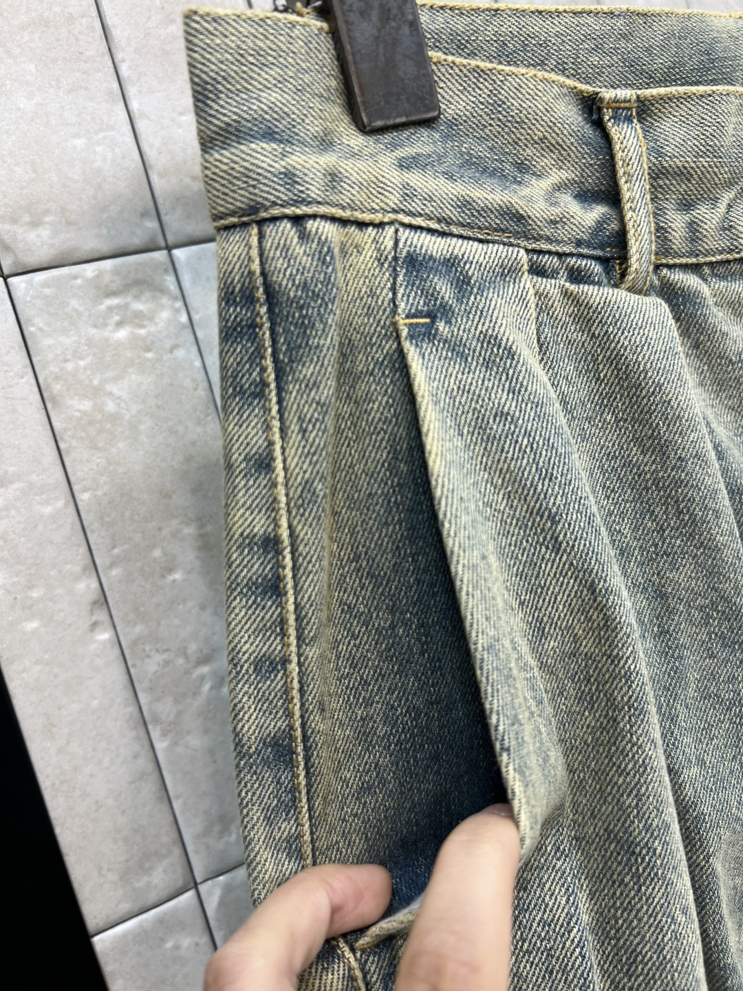 LW 26春夏新款 复古高腰牛仔裤 采用纯棉牛仔面料 高腰+宽松阔腿设计 显瘦又修饰腿型 前褶皱细节提升