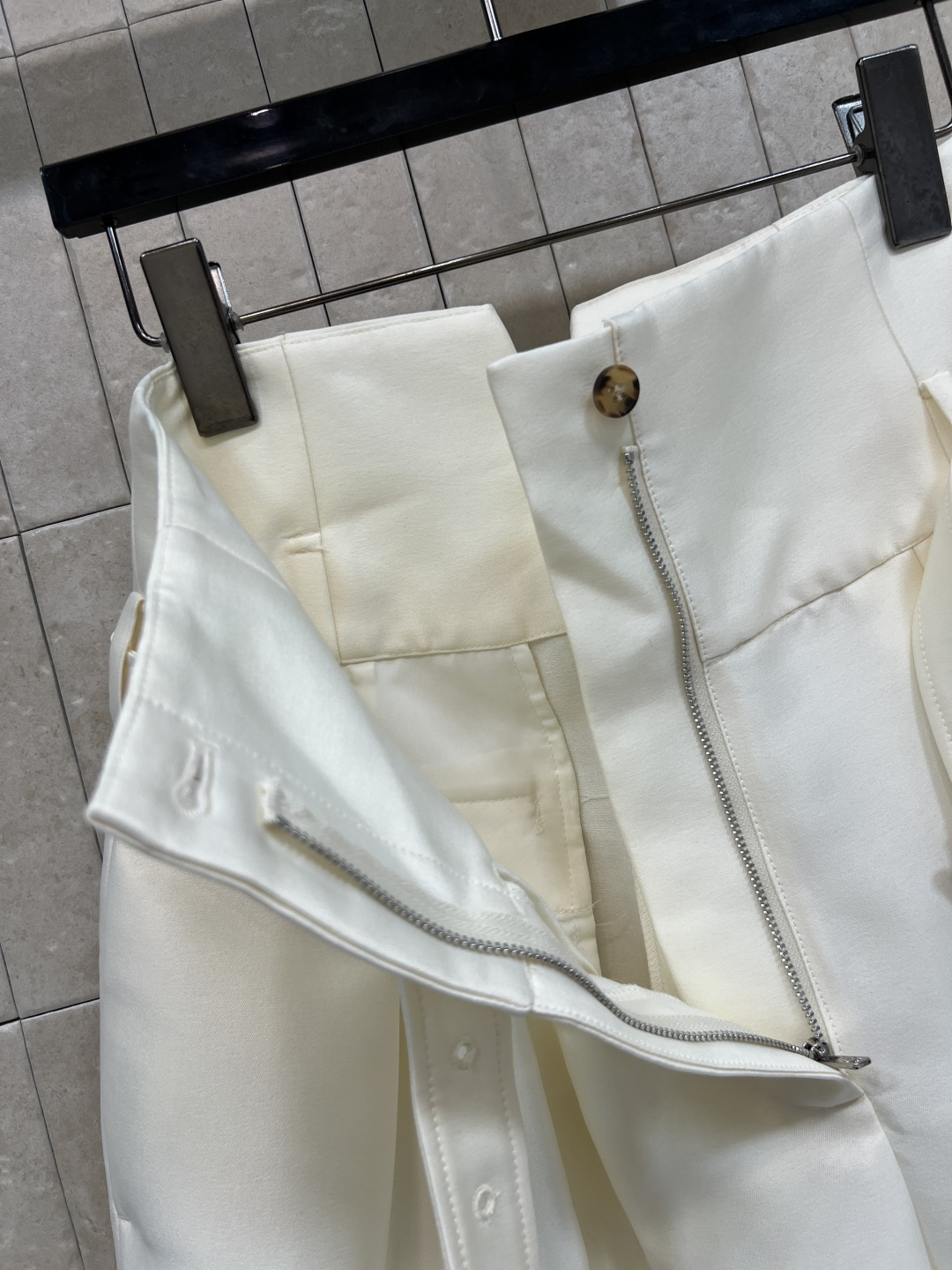D家 26春夏新款 高腰A字裤裙 高腰束腰腰带+立体褶裥 垂坠有型不软塌 修饰胯宽腿粗 简约又有细节感 