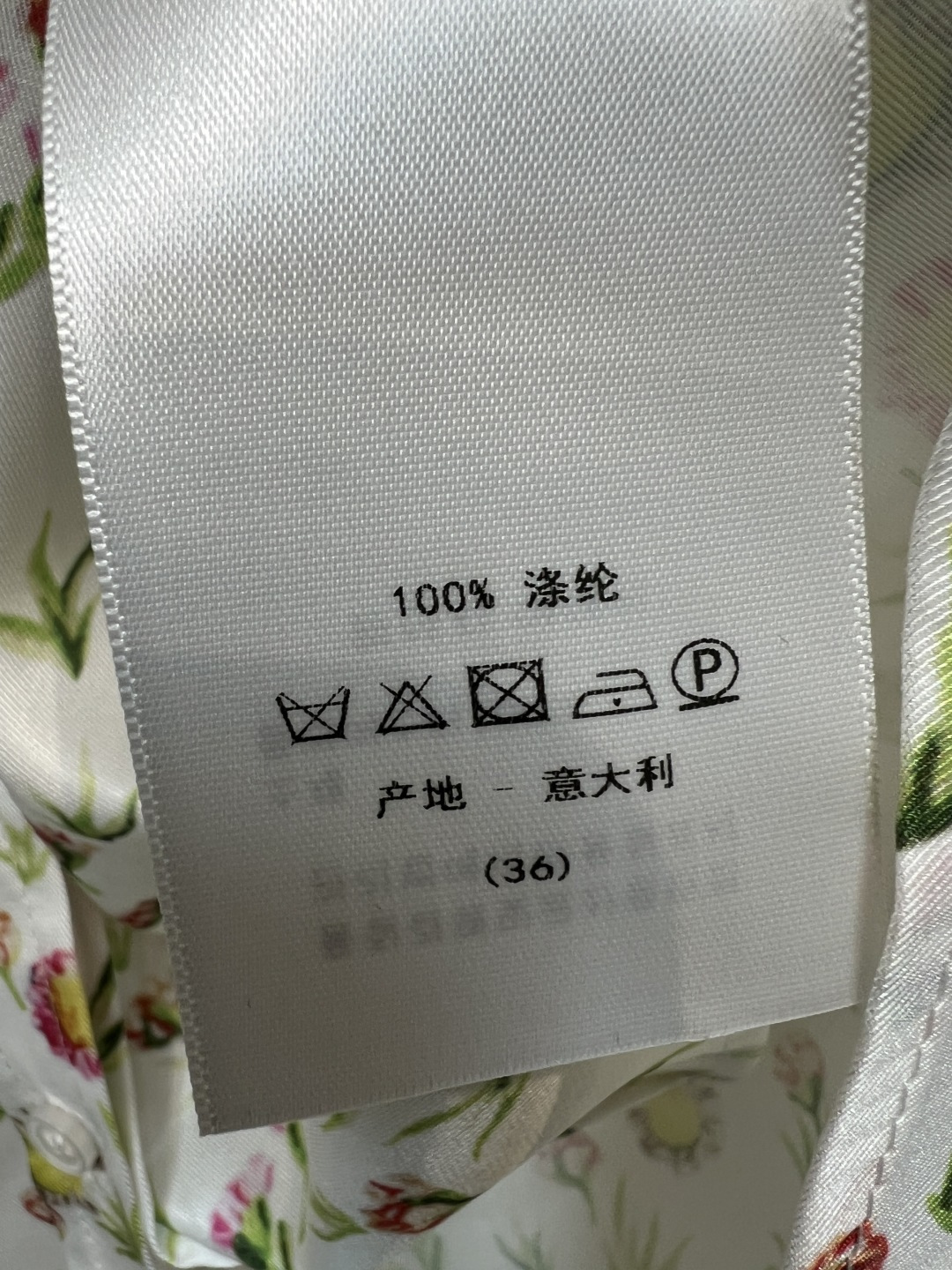 D家 26春夏新款 翻领印花长袖衬衫 面料轻薄透气 春夏穿超舒服！白色底配多彩花卉 标准翻领正肩版型 藏