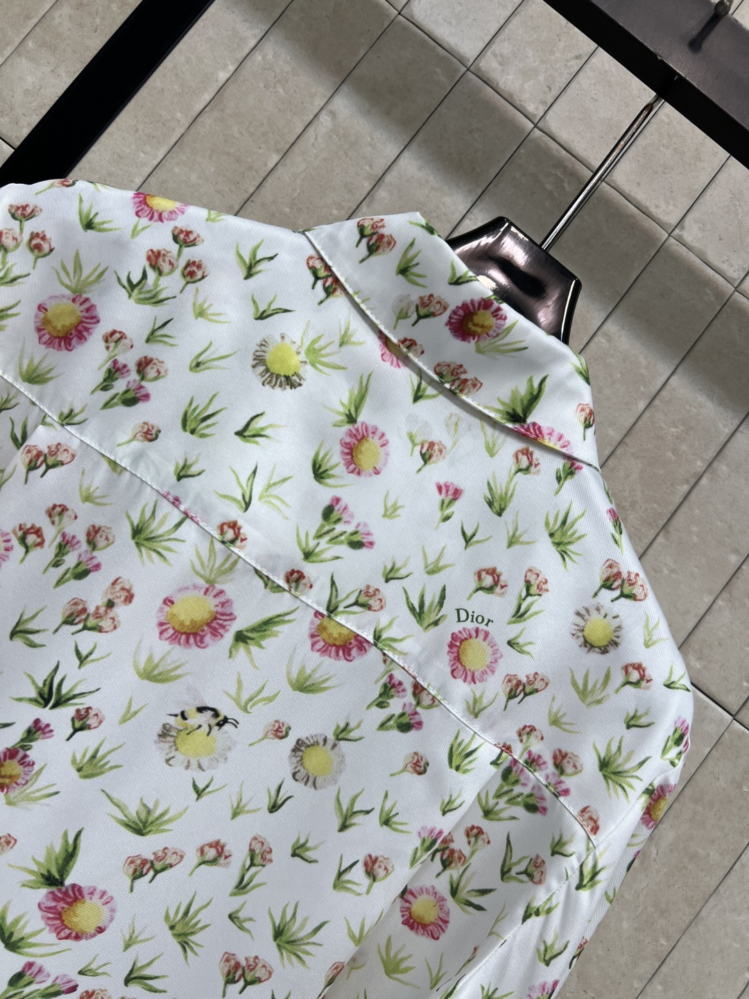 D家 26春夏新款 翻领印花长袖衬衫 面料轻薄透气 春夏穿超舒服！白色底配多彩花卉 标准翻领正肩版型 藏