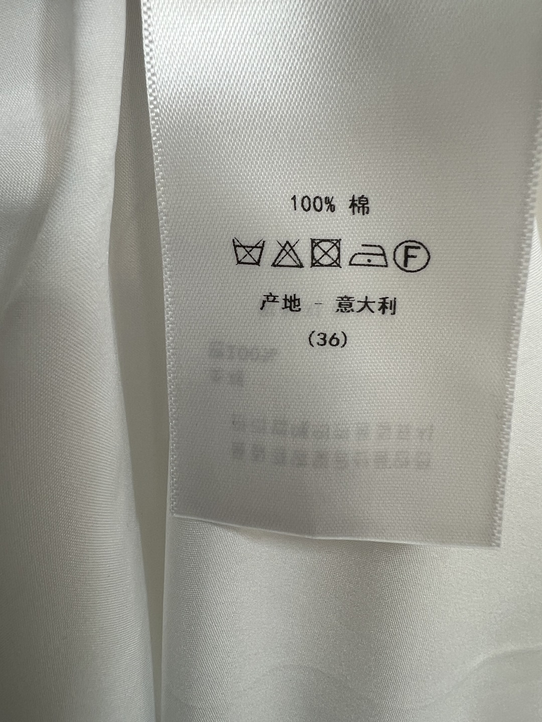 D家 26春夏新款 印花连衣裙 面料柔软舒适 高领+半袖设计 优雅又实用 白色底色配多彩水果印花 春夏氛