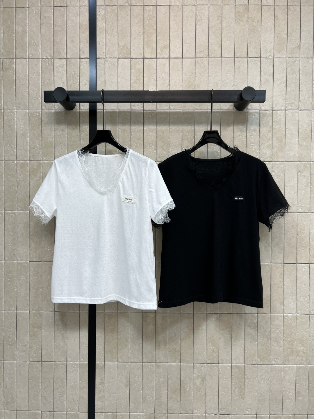 NO:800929,MIU's new spring and summer 26 V-neck short-sleeved T-shirt is made of 100% cotton fabric, skin-friendly and breathable V-neck + lace design, full of French tenderness. Straight-shoulder tailoring makes it slimmer and modifies shoulder lines. Loose fit, highly tolerant, easy to control for daily commuting and casual wear. It goes great with jeans or skirts. Two colors and three codes, Size/S-M-L,,miumiu,skirts,jeans,T-shirt,tees,t-shirt,19860909MIU家 26春夏新款 V领短袖T恤 采用全棉面料 亲肤透气 V领+蕾丝花边设计 法式温柔感满满 正肩剪裁显瘦又修饰肩部线条 宽松版型 包容性强 日常通勤 休闲都能轻松驾驭 搭配牛仔裤或半身裙都很出彩 两色三码Size/S-M-L,,miumiu,skirts,jeans,T-shirt,tees，t-shirt,,Women's clothing